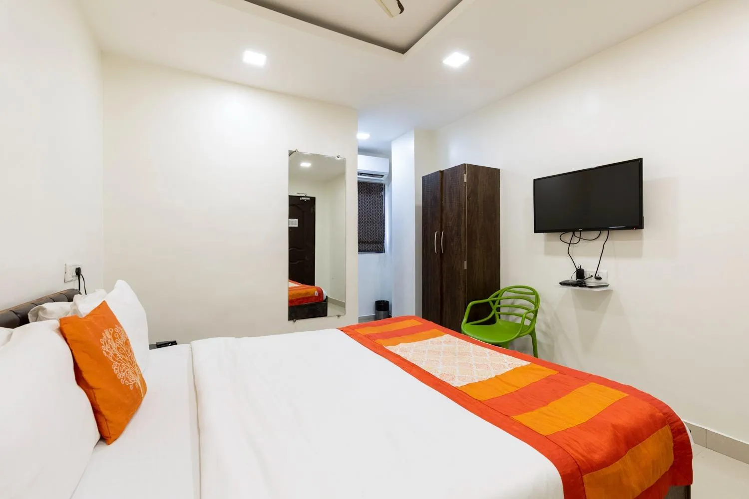 Bed in Hotel Girgaon Palace Near Chowpatty Beach