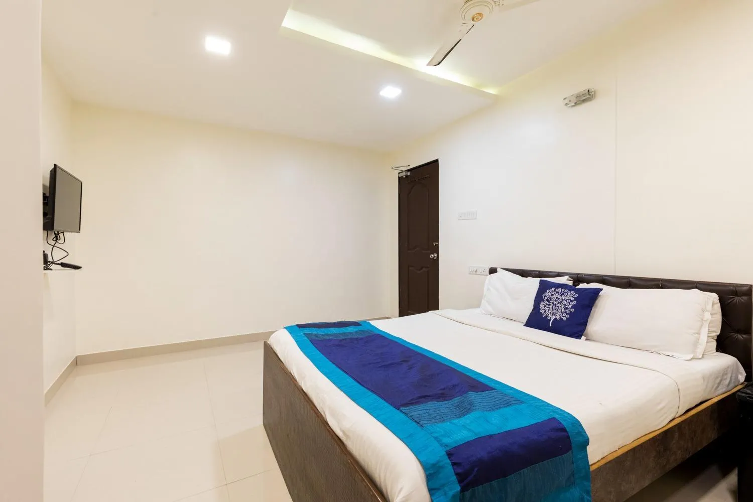 Bed in Hotel Girgaon Palace Near Chowpatty Beach
