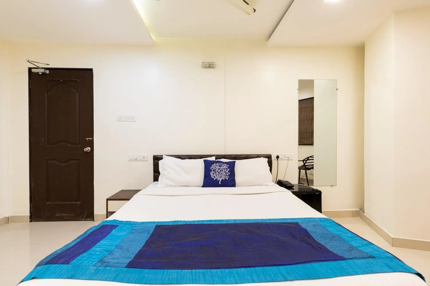 Bed in Hotel Girgaon Palace Near Chowpatty Beach