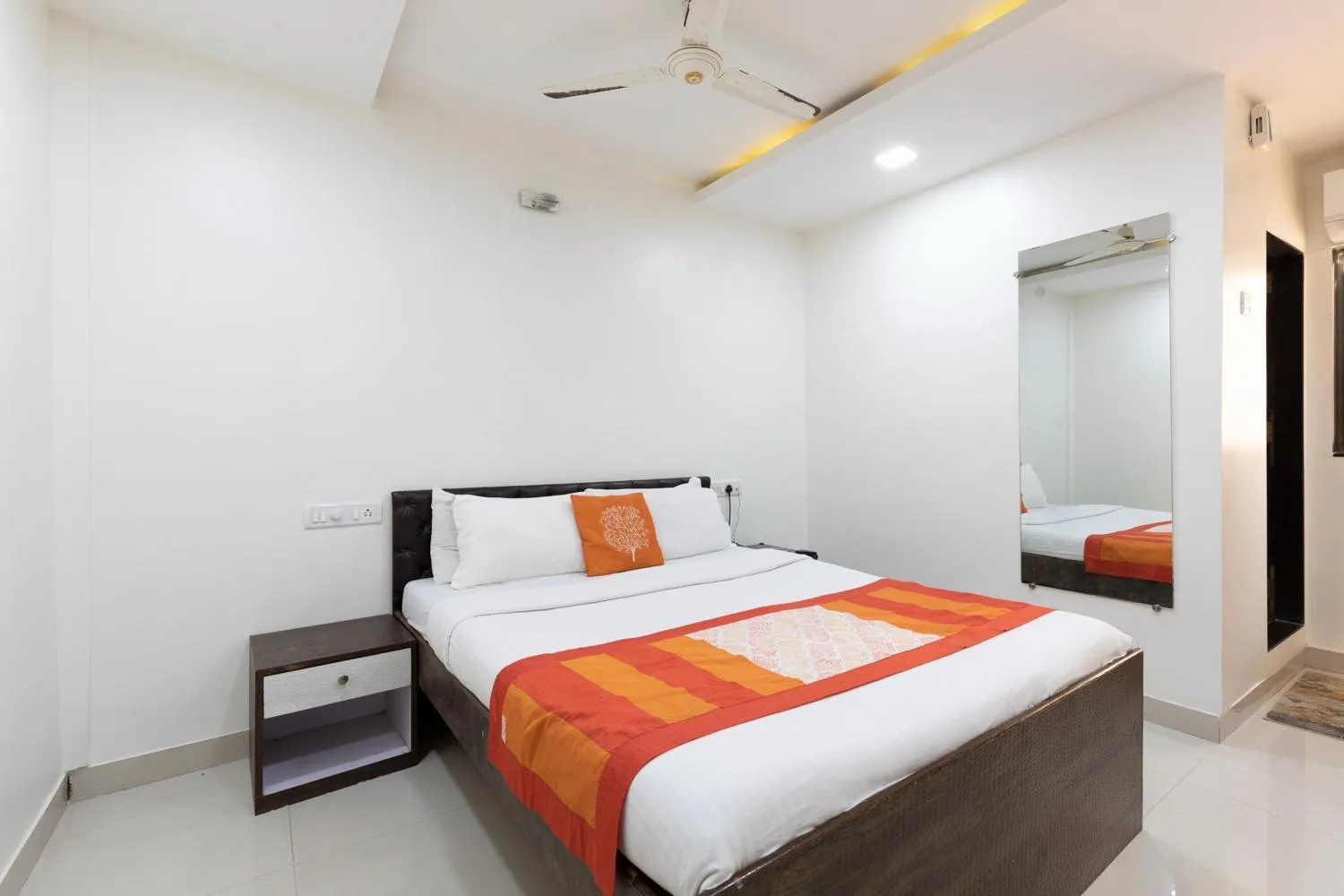 Bed in Hotel Girgaon Palace Near Chowpatty Beach