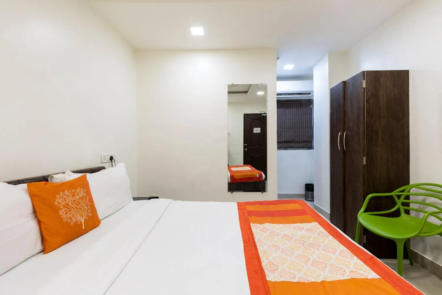 Bed in Hotel Girgaon Palace Near Chowpatty Beach