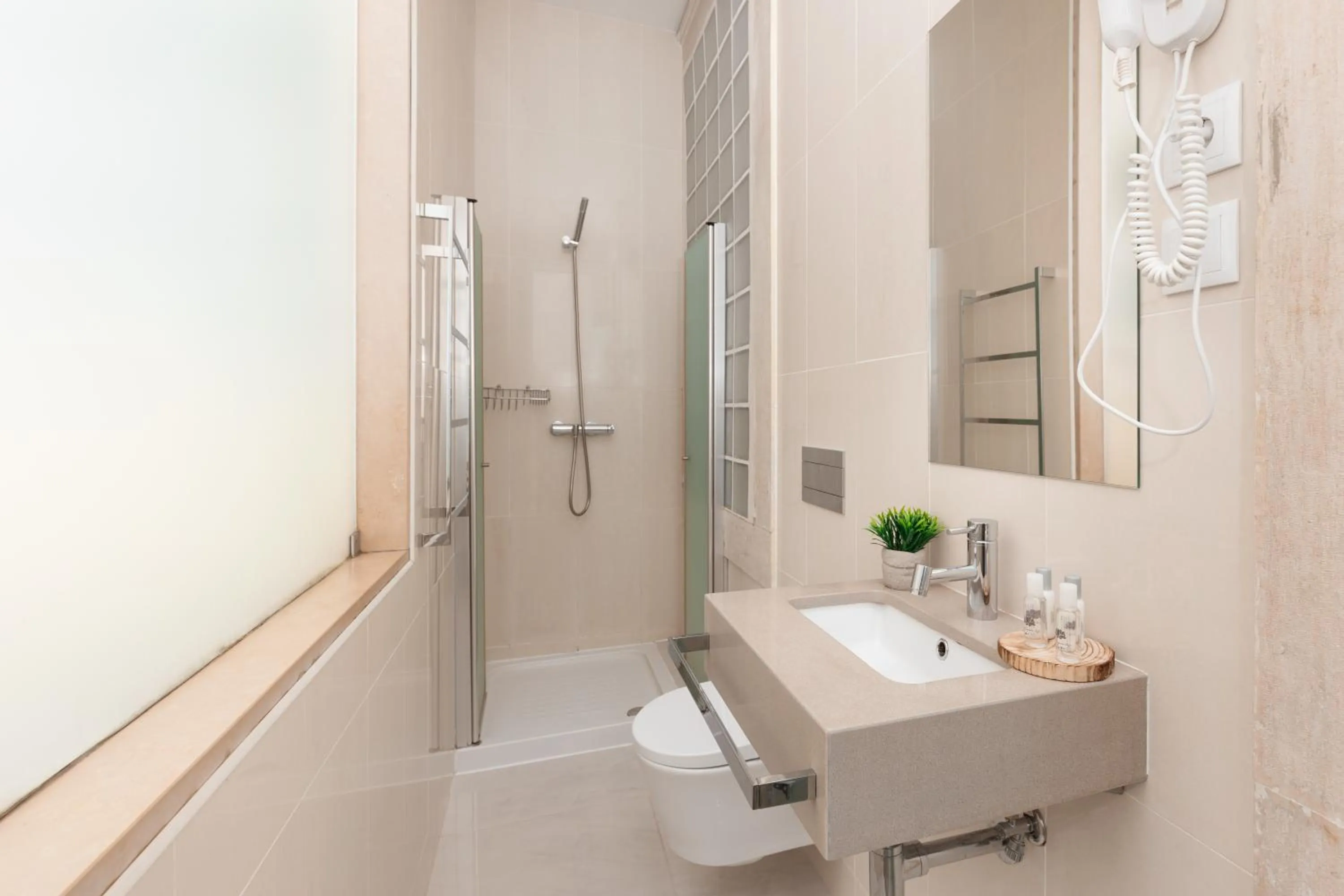 Shower in Serenata Hotel & Hostel Coimbra