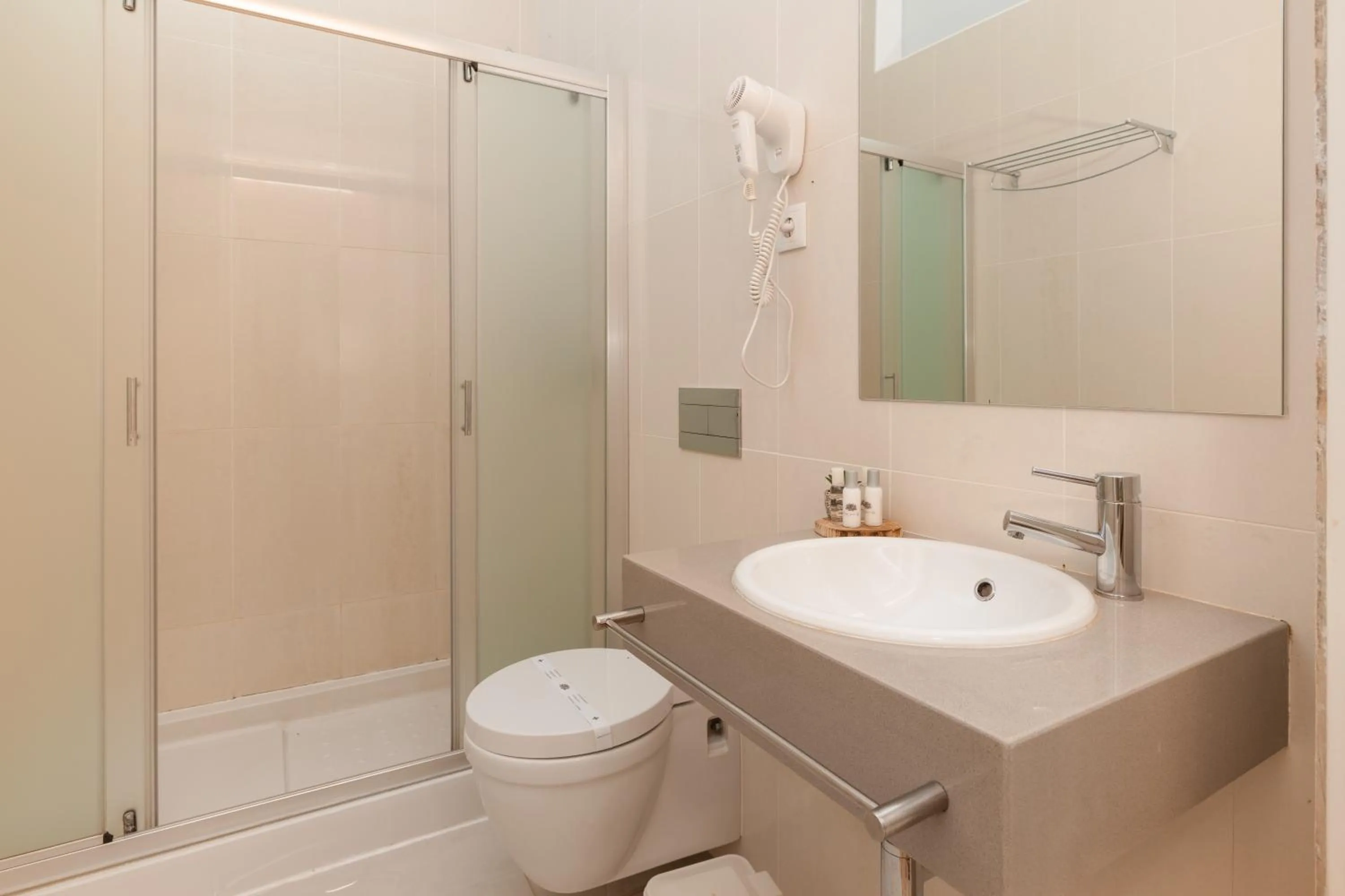 Shower in Serenata Hotel & Hostel Coimbra