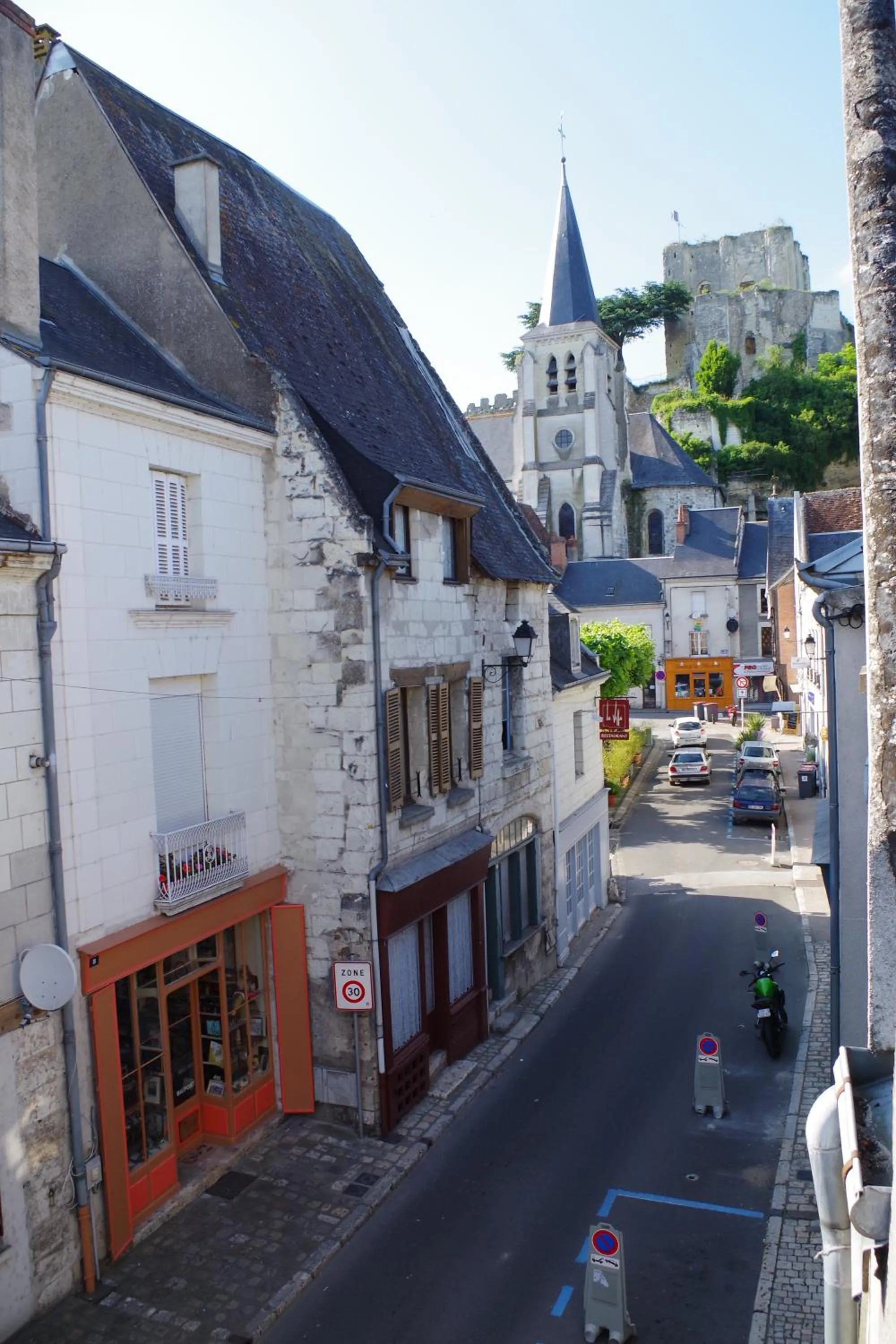 Au pied du donjon