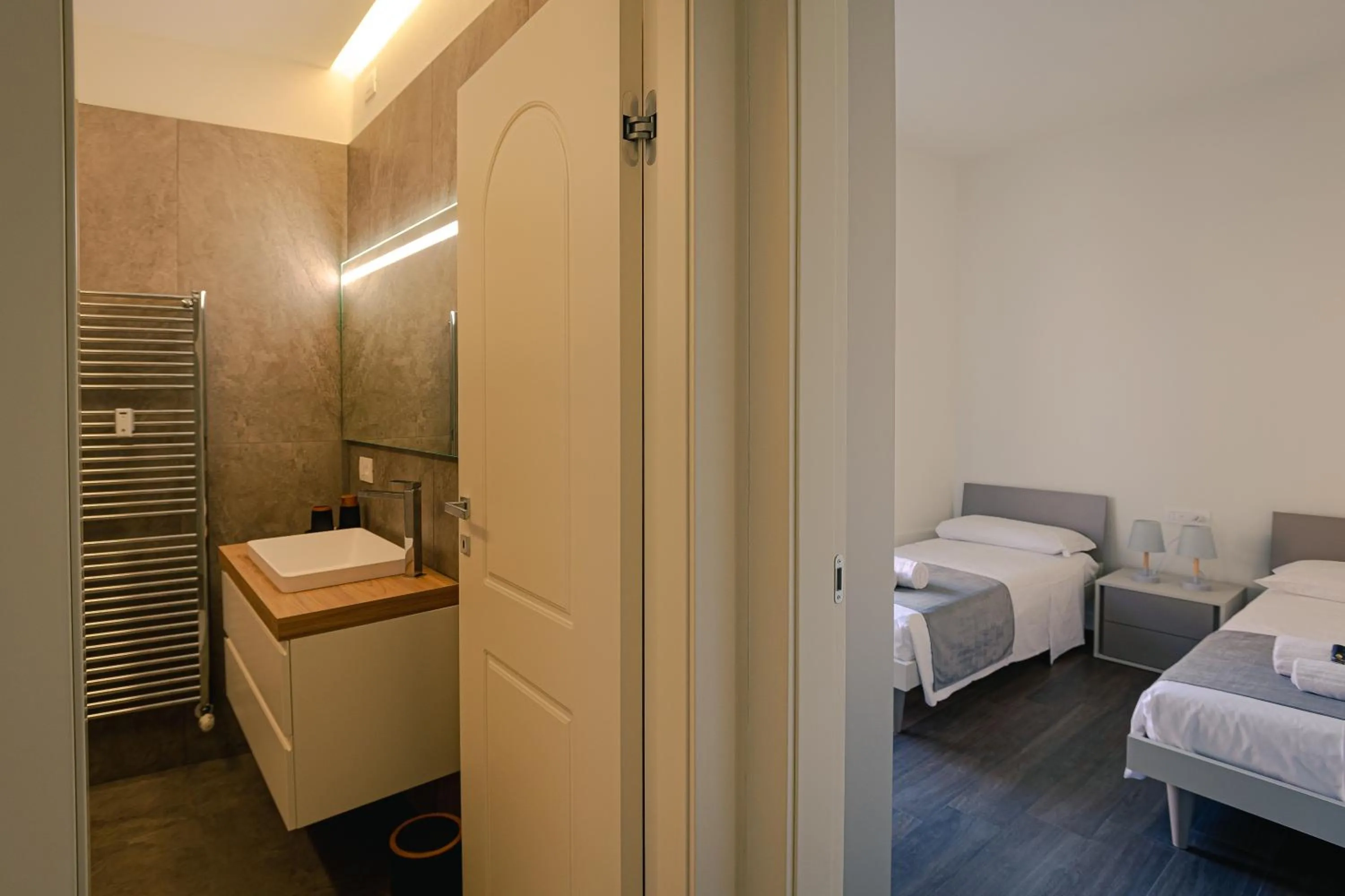 Bathroom, Bed in Verona Centre Suite - Silkeys