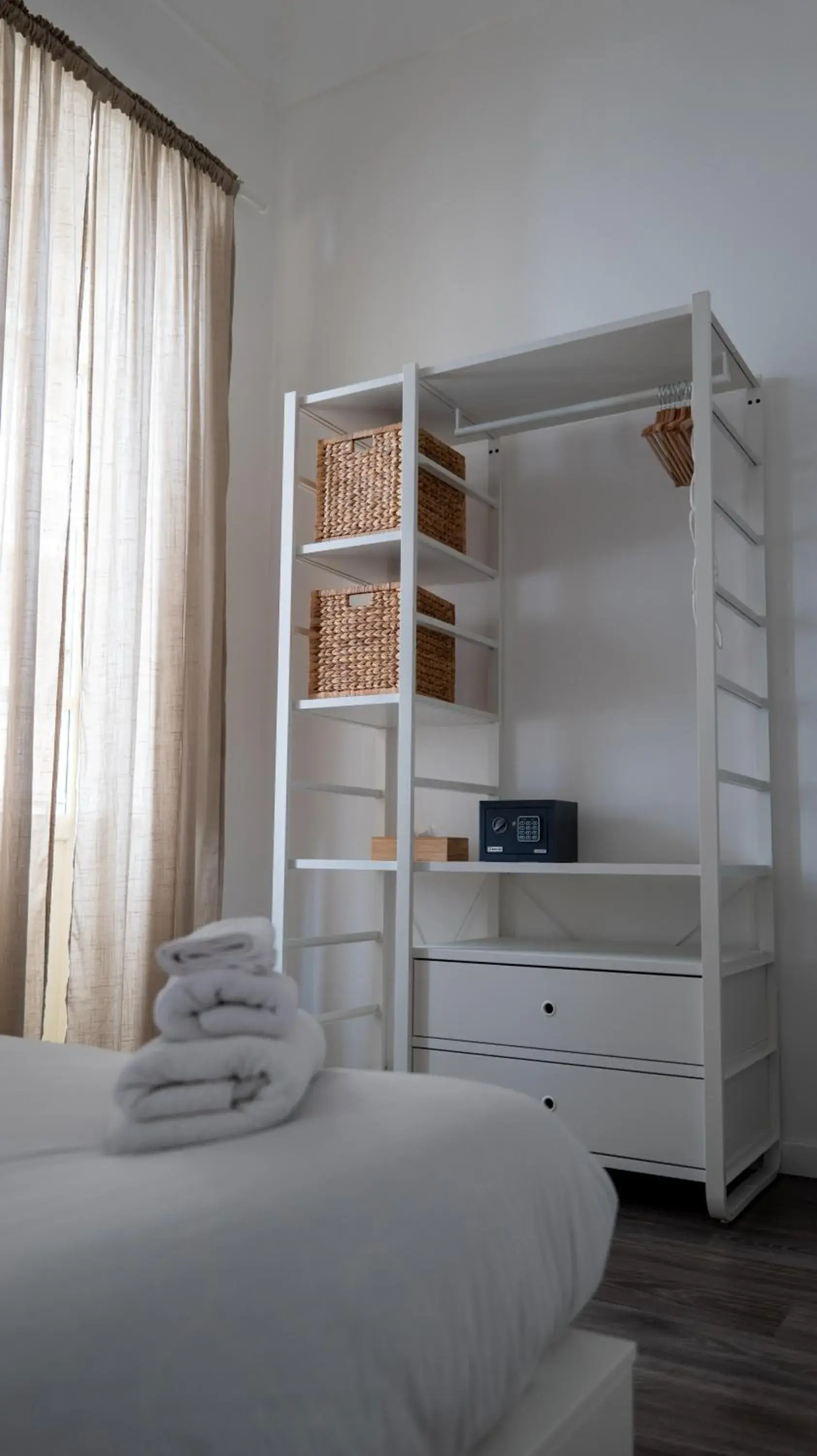 Bedroom, Bed in Central Perk Bedroom, Bed in Central Perk