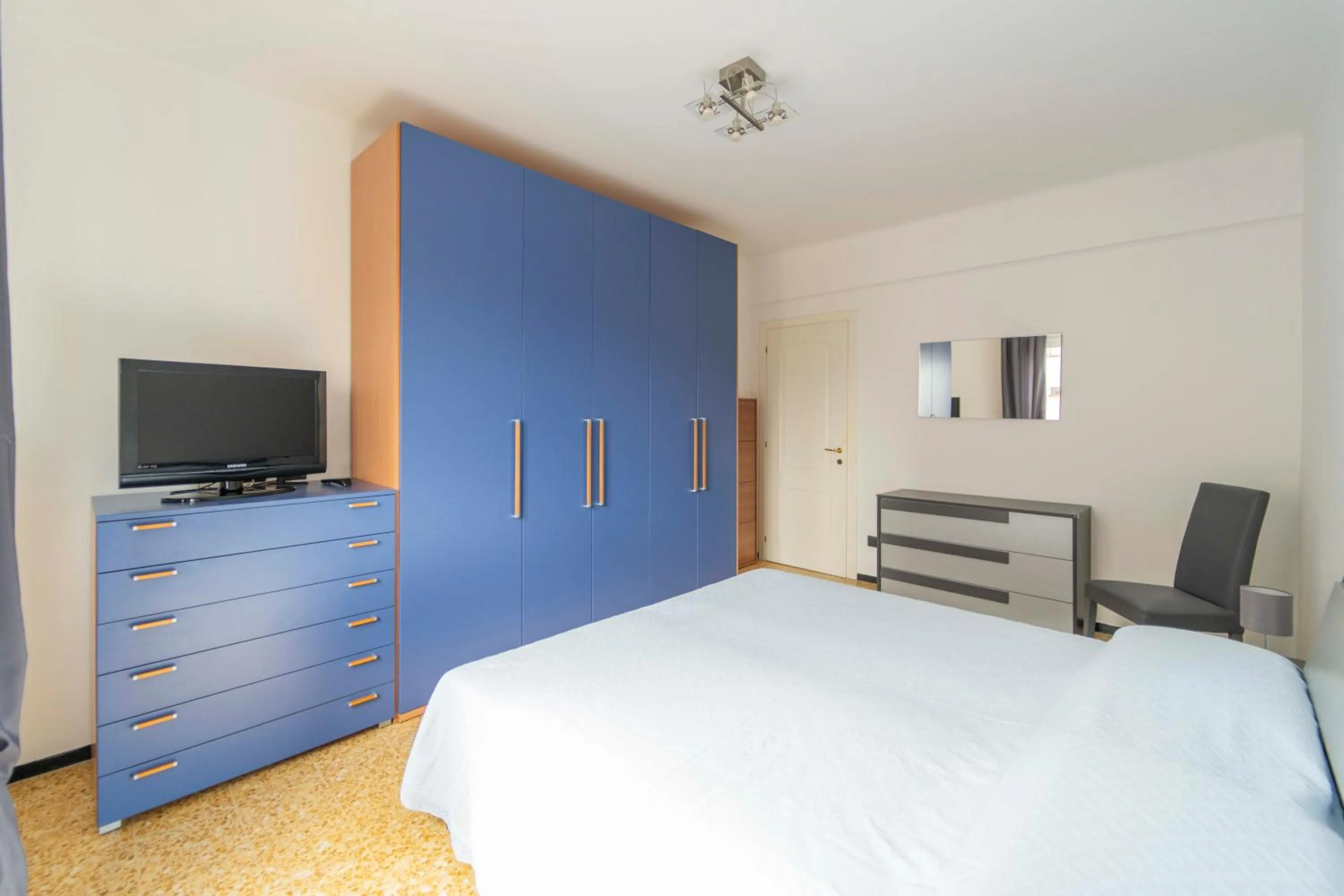 TV and multimedia, Bed in 193 - Casa Via della Chiusa - centralissimo e vicino alla baia del silenzio, spiaggia e mare 150m - Parcheggio GRATIS incluso e Aria condizionata
