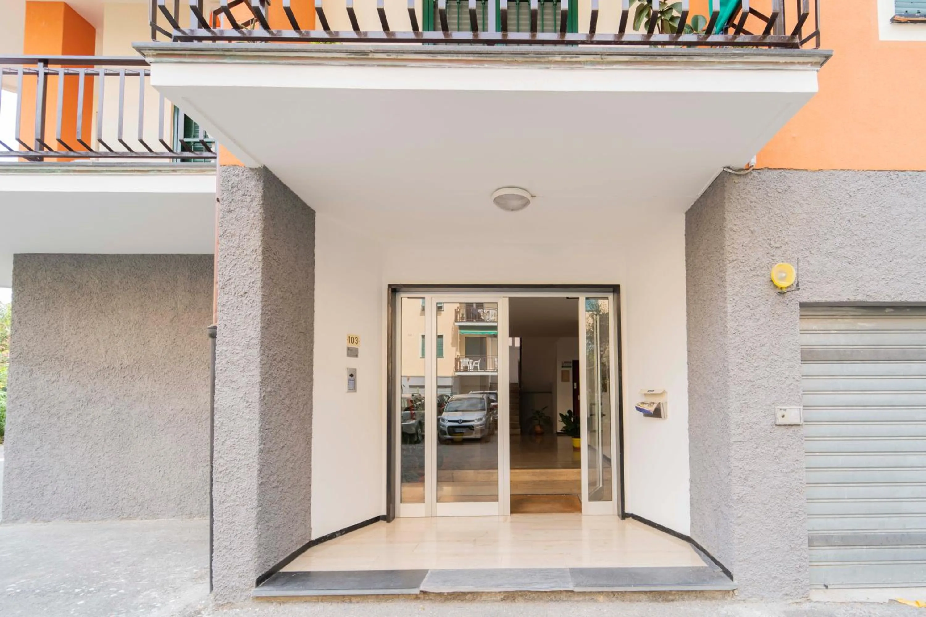 Facade/entrance in 193 - Casa Via della Chiusa - centralissimo e vicino alla baia del silenzio, spiaggia e mare 150m - Parcheggio GRATIS incluso e Aria condizionata