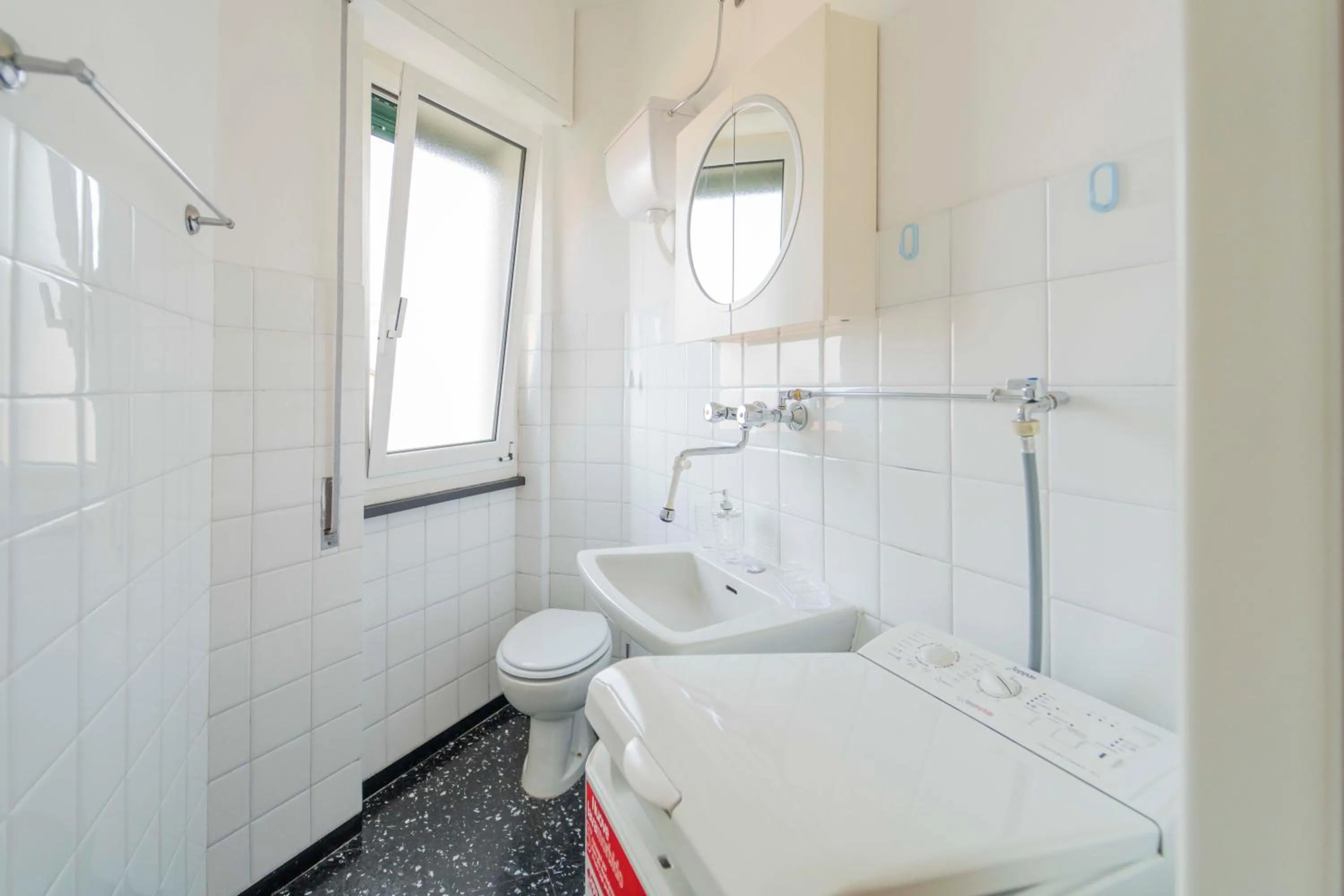 Bathroom in 193 - Casa Via della Chiusa - centralissimo e vicino alla baia del silenzio, spiaggia e mare 150m - Parcheggio GRATIS incluso e Aria condizionata