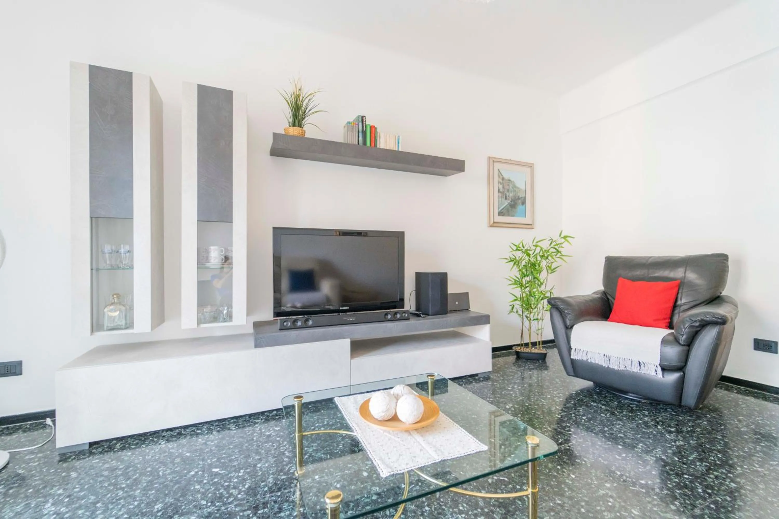 Living room in 193 - Casa Via della Chiusa - centralissimo e vicino alla baia del silenzio, spiaggia e mare 150m - Parcheggio GRATIS incluso e Aria condizionata