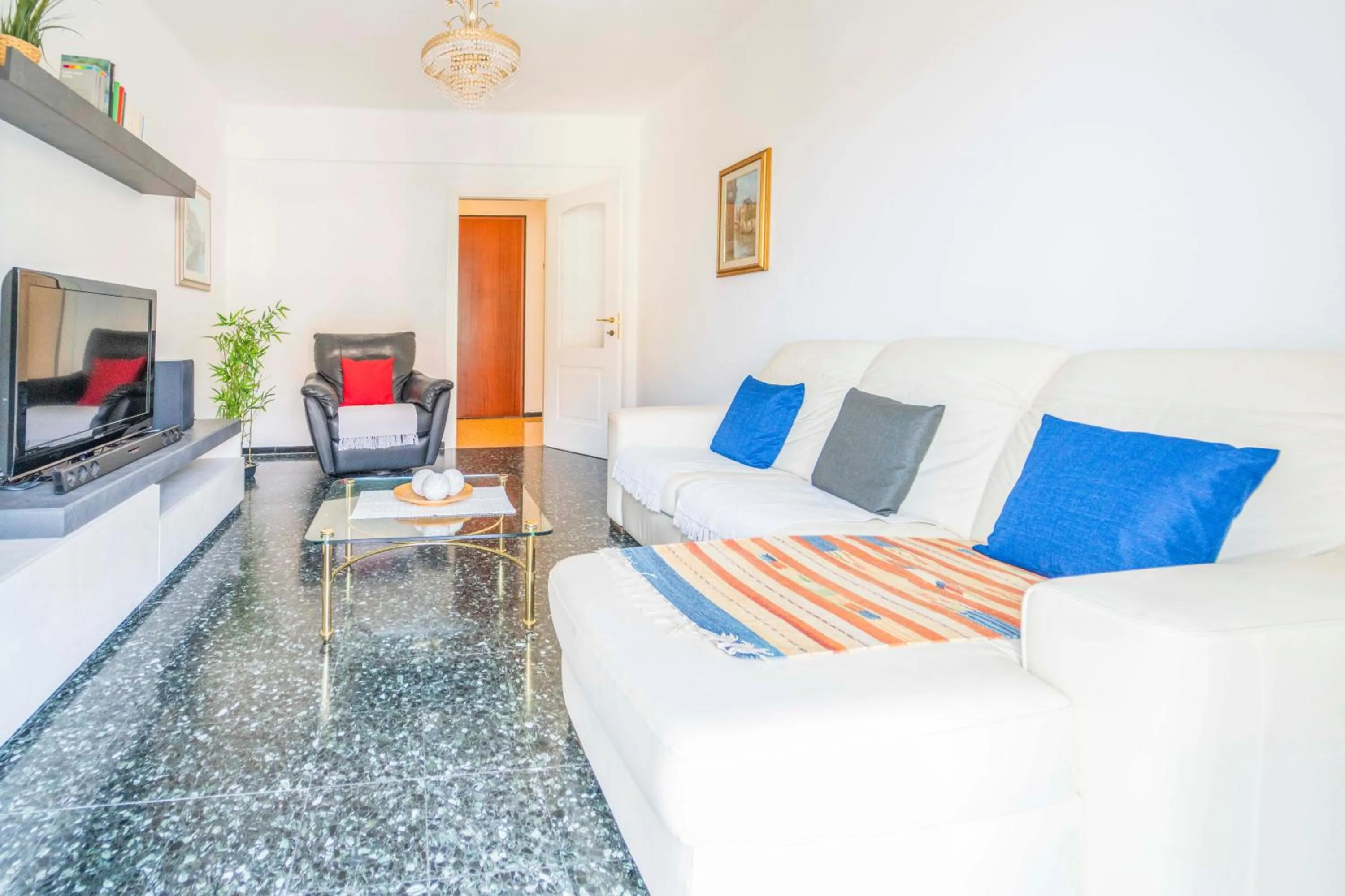 Communal lounge/ TV room in 193 - Casa Via della Chiusa - centralissimo e vicino alla baia del silenzio, spiaggia e mare 150m - Parcheggio GRATIS incluso e Aria condizionata