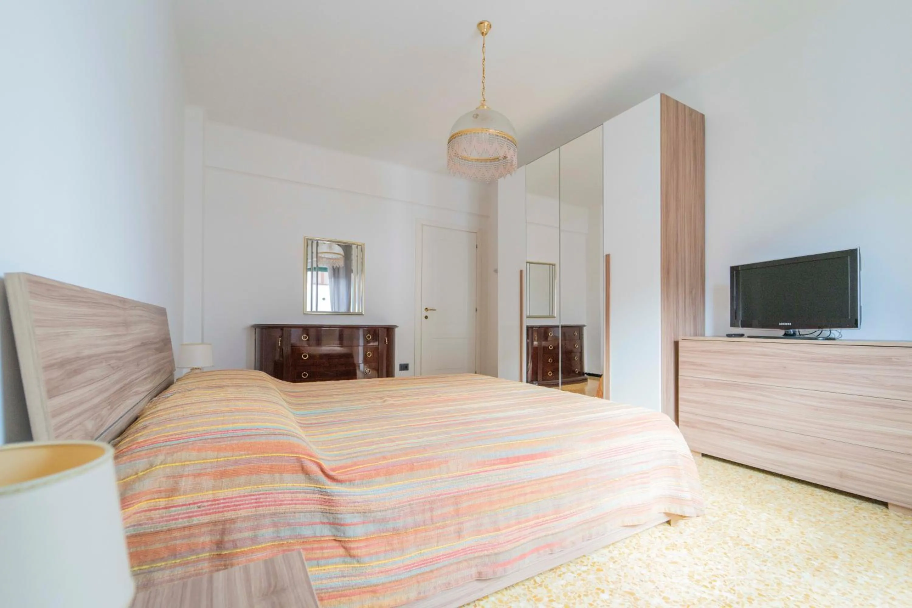 TV and multimedia, Bed in 193 - Casa Via della Chiusa - centralissimo e vicino alla baia del silenzio, spiaggia e mare 150m - Parcheggio GRATIS incluso e Aria condizionata
