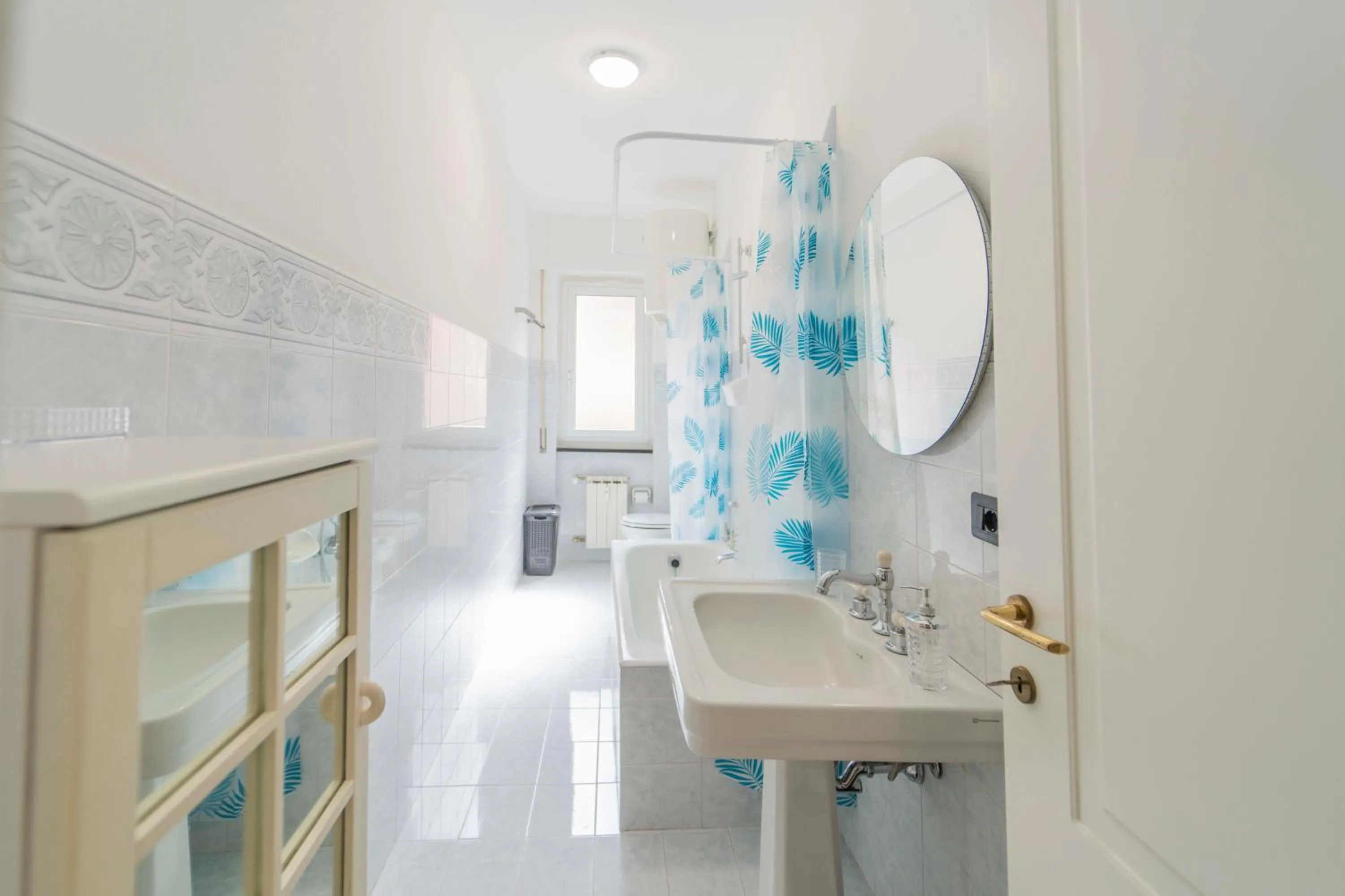 Bathroom in 193 - Casa Via della Chiusa - centralissimo e vicino alla baia del silenzio, spiaggia e mare 150m - Parcheggio GRATIS incluso e Aria condizionata