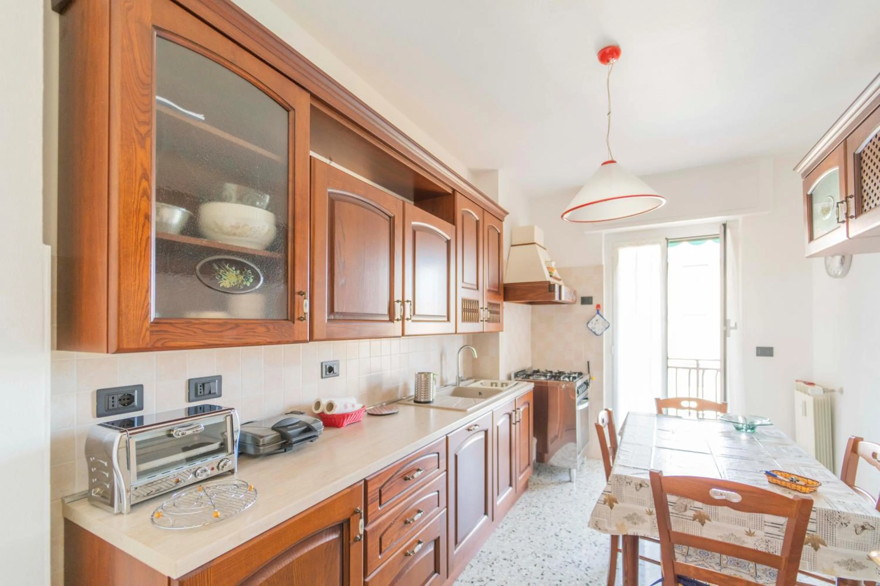 Kitchen or kitchenette in 193 - Casa Via della Chiusa - centralissimo e vicino alla baia del silenzio, spiaggia e mare 150m - Parcheggio GRATIS incluso e Aria condizionata