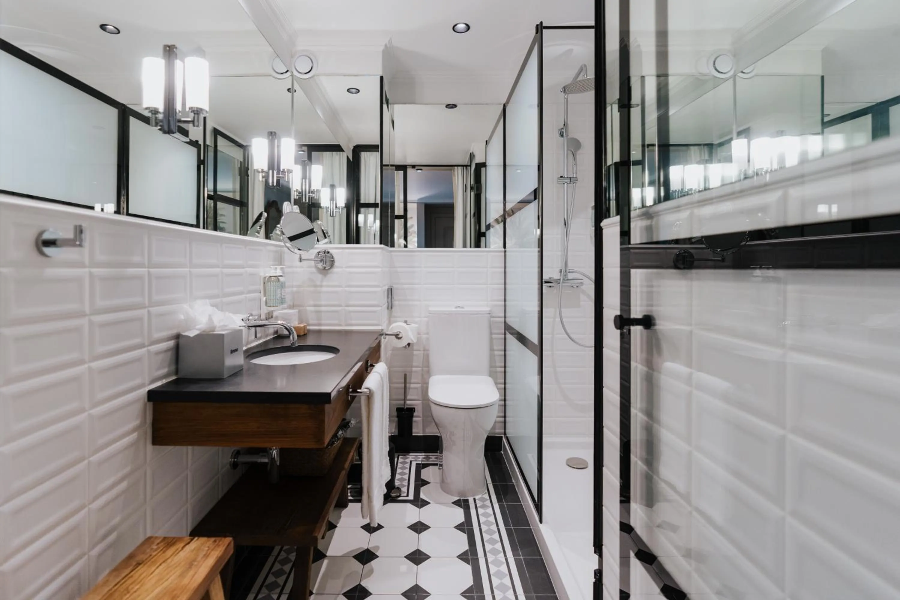 Shower in AlmaLusa Alfama