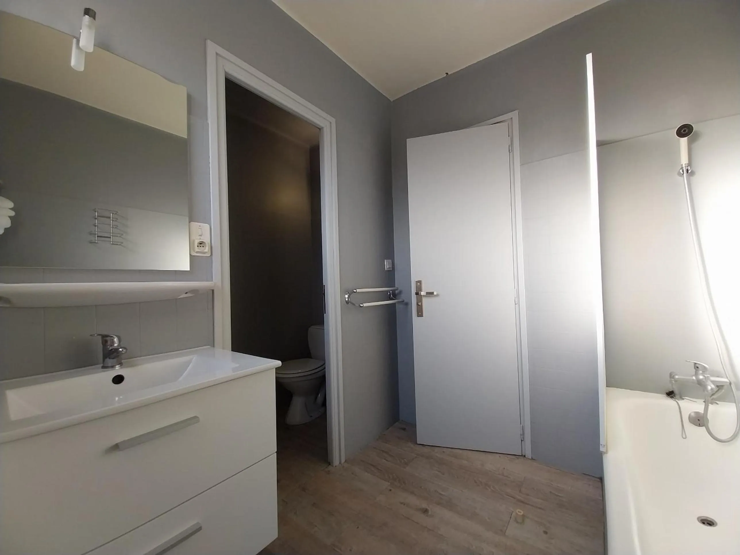 Bathroom in Hôtel L'Oustalet