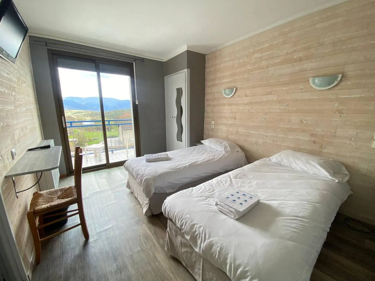 Bedroom, Bed in Hôtel L'Oustalet