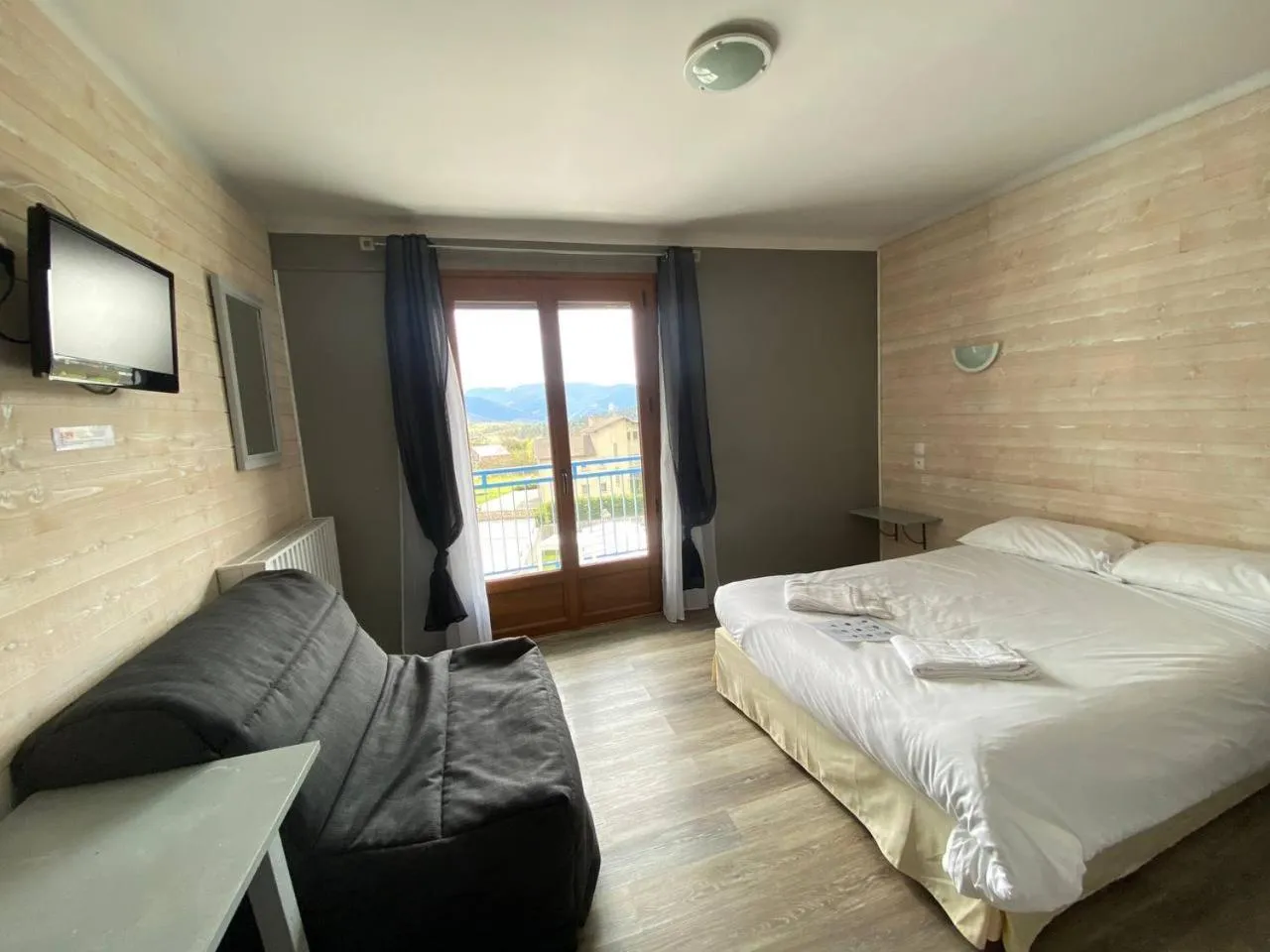 Bedroom, Bed in Hôtel L'Oustalet