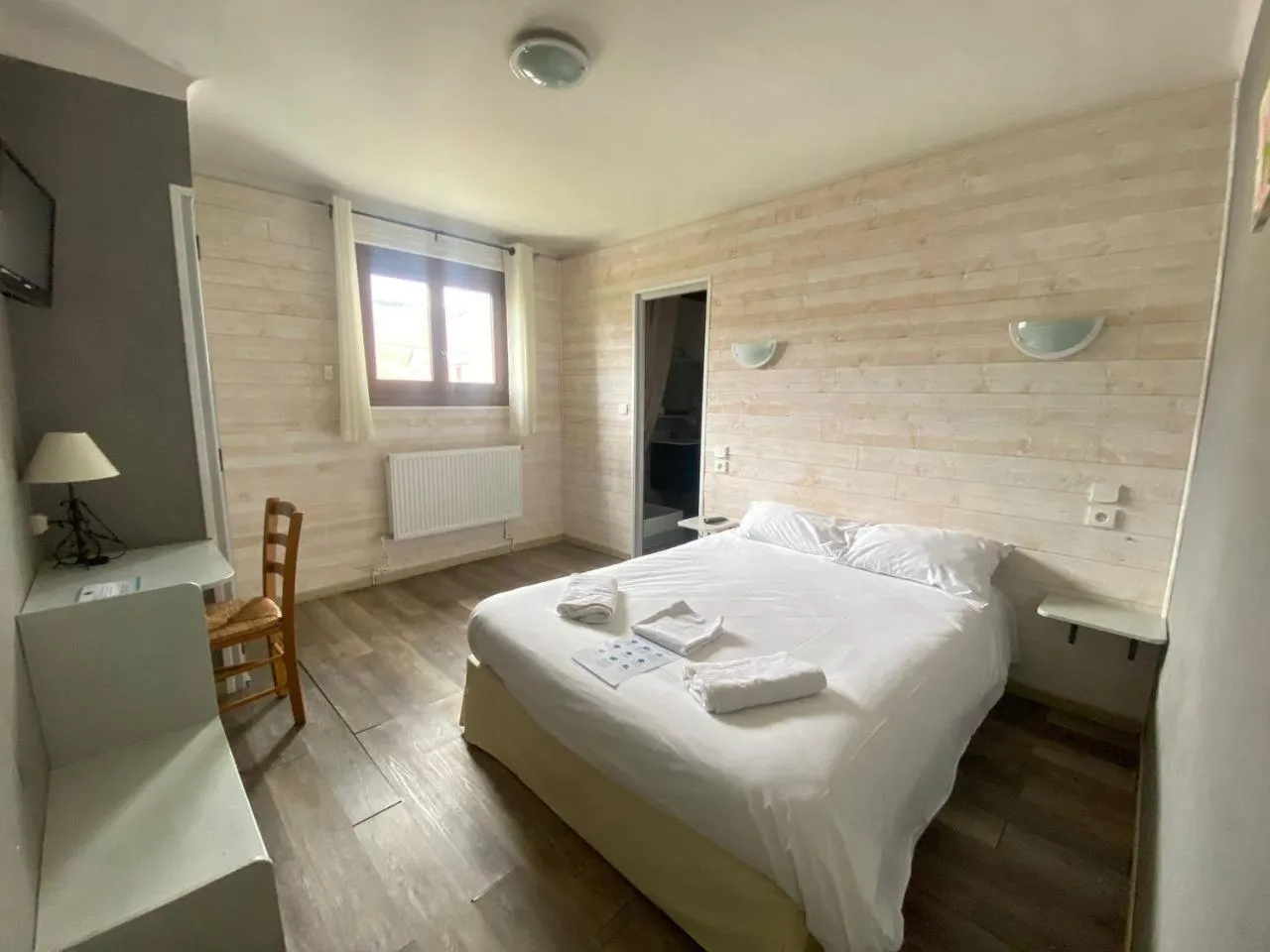 Bedroom, Bed in Hôtel L'Oustalet