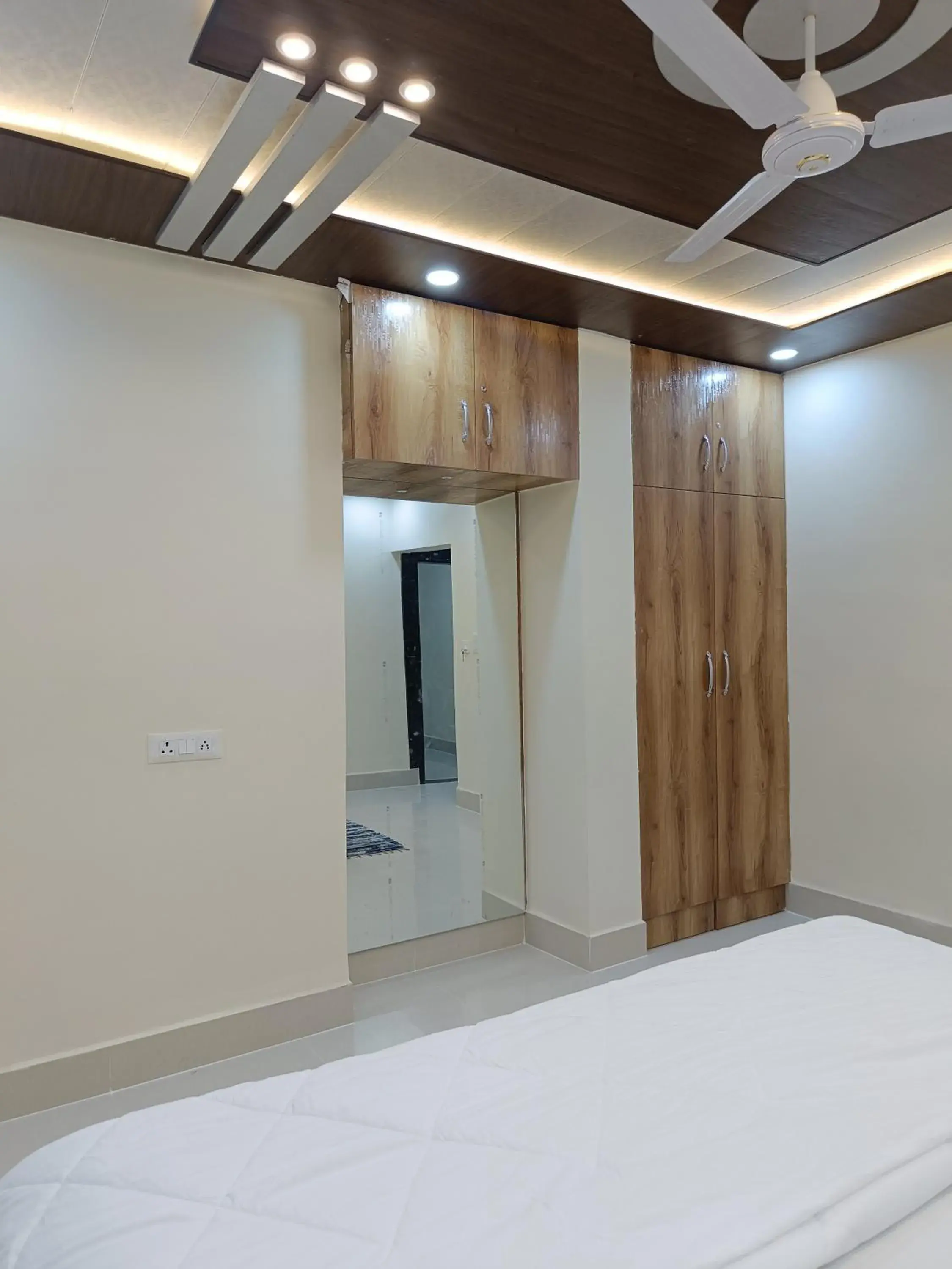 wardrobe, Bed in The Royal Sahdeo Venue wardrobe, Bed in The Royal Sahdeo Venue