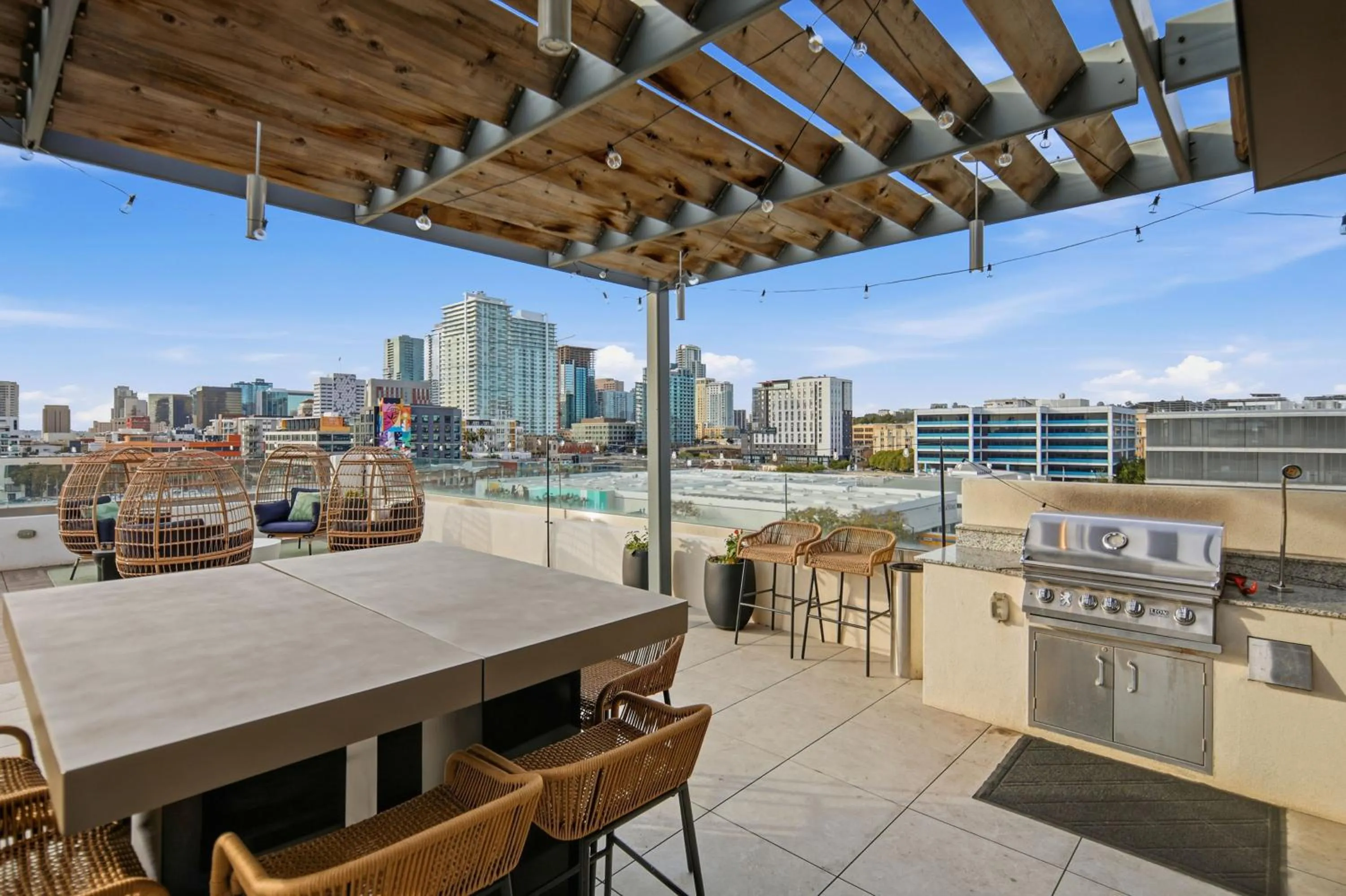 The Leo - One Bedroom Apartment W Private Balcony