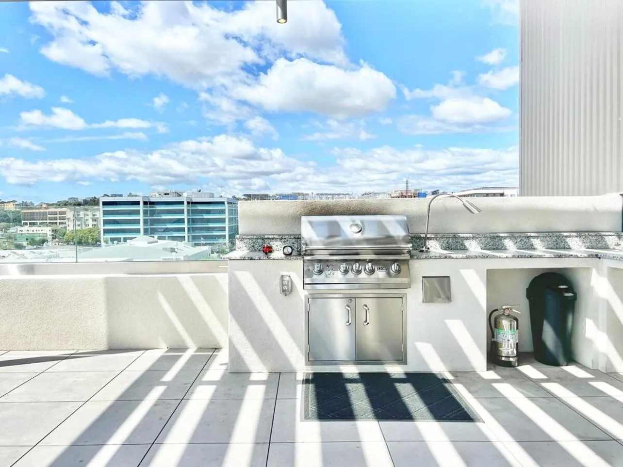 The Leo - One Bedroom Apartment W Private Balcony