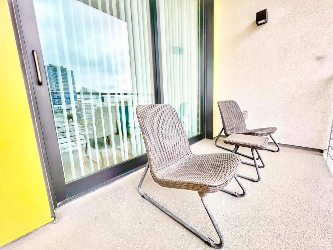 The Leo - One Bedroom Apartment W Private Balcony