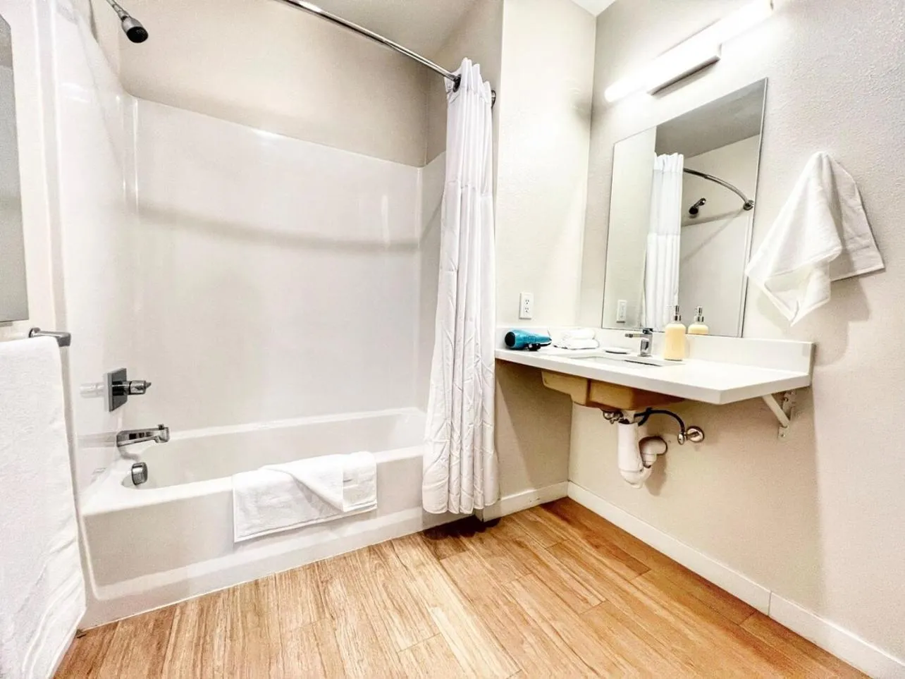 The Leo - One Bedroom Apartment W Private Balcony