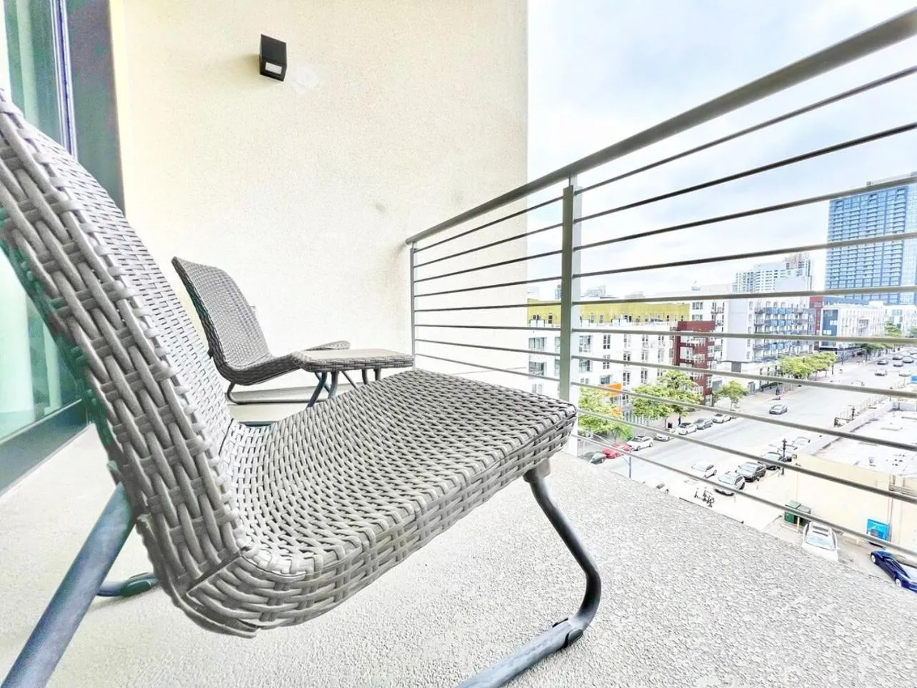 The Leo - One Bedroom Apartment W Private Balcony