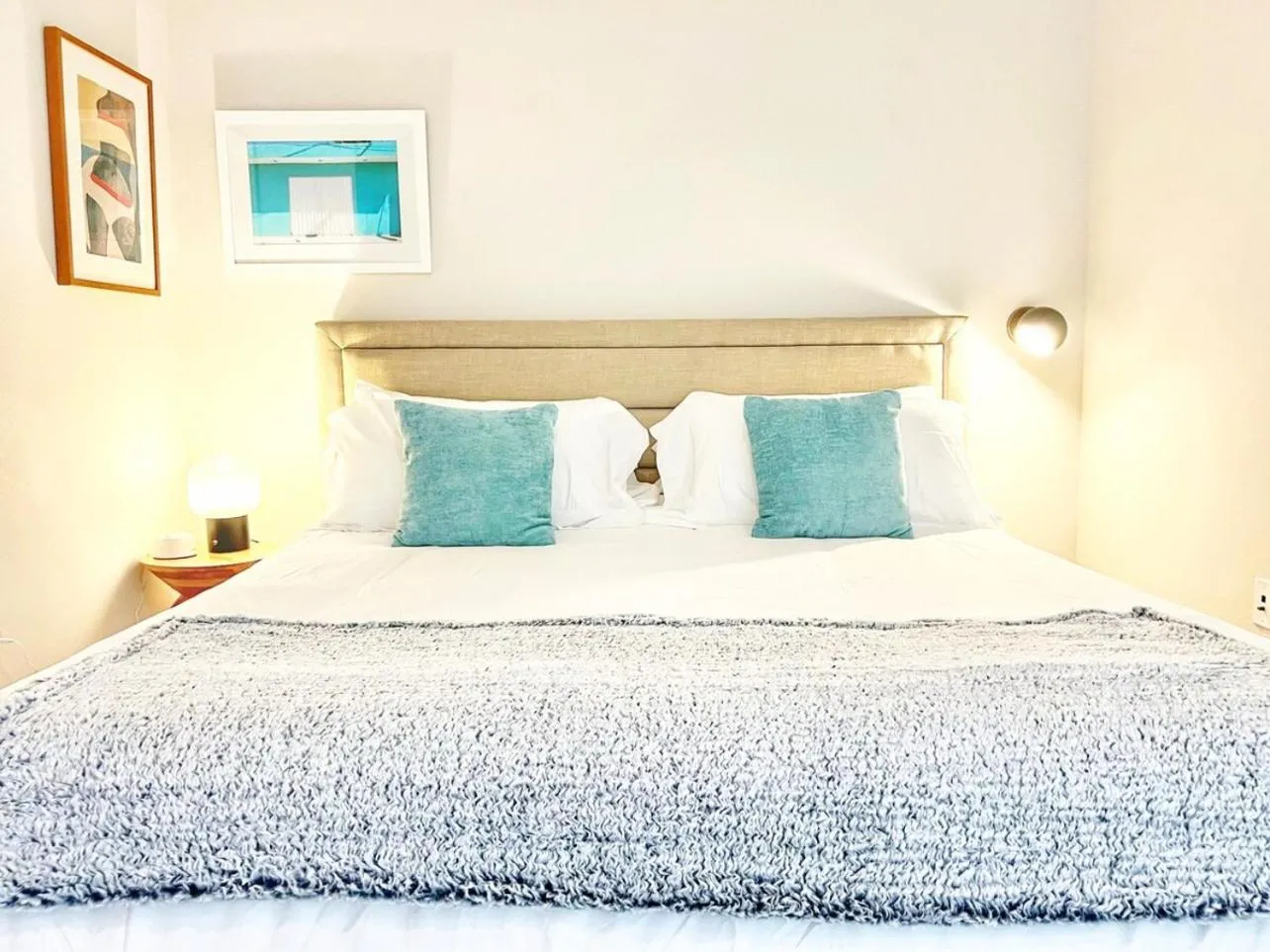 Bed in The Leo - One Bedroom Apartment W Private Balcony