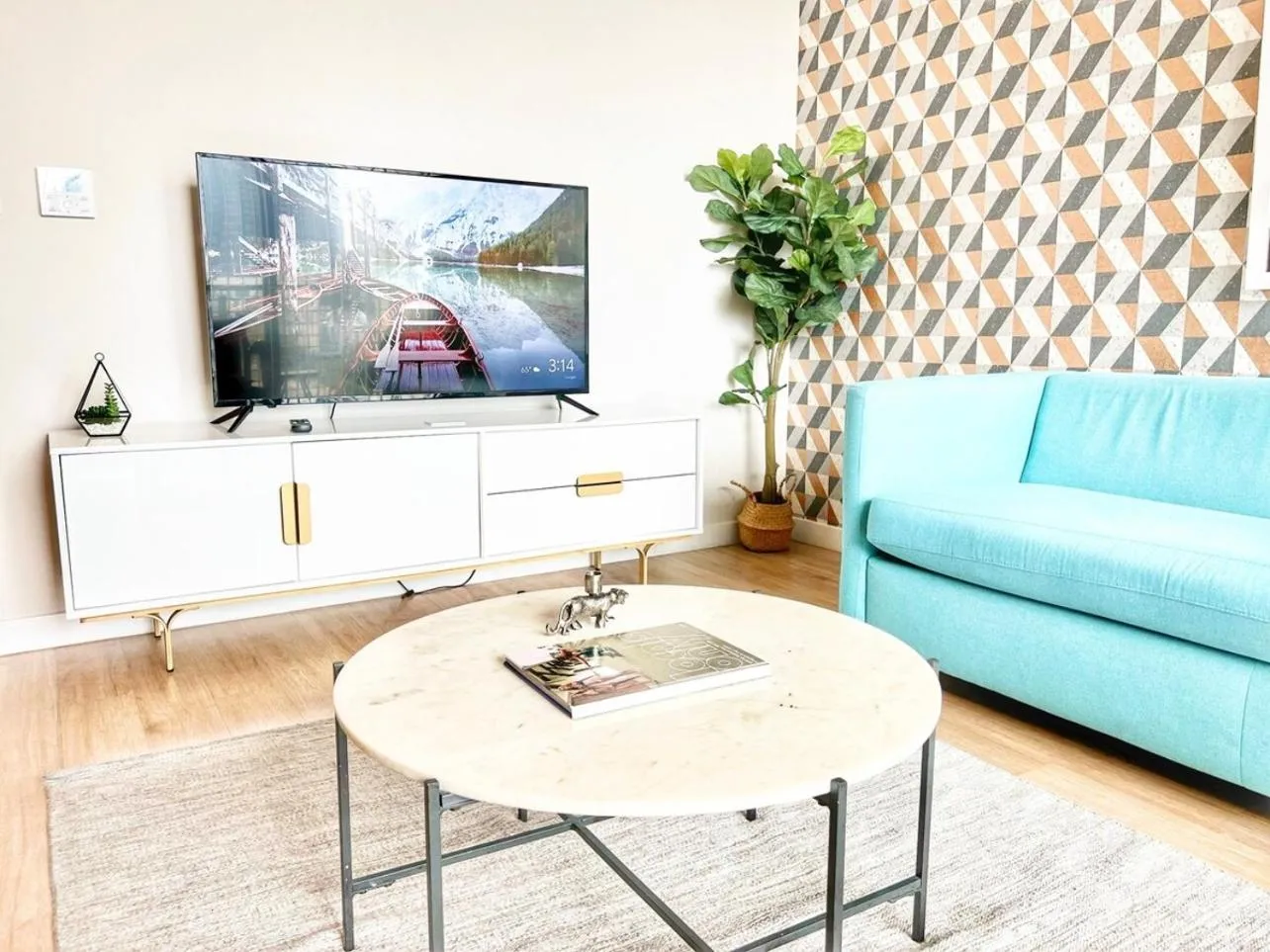 The Leo - One Bedroom Apartment W Private Balcony