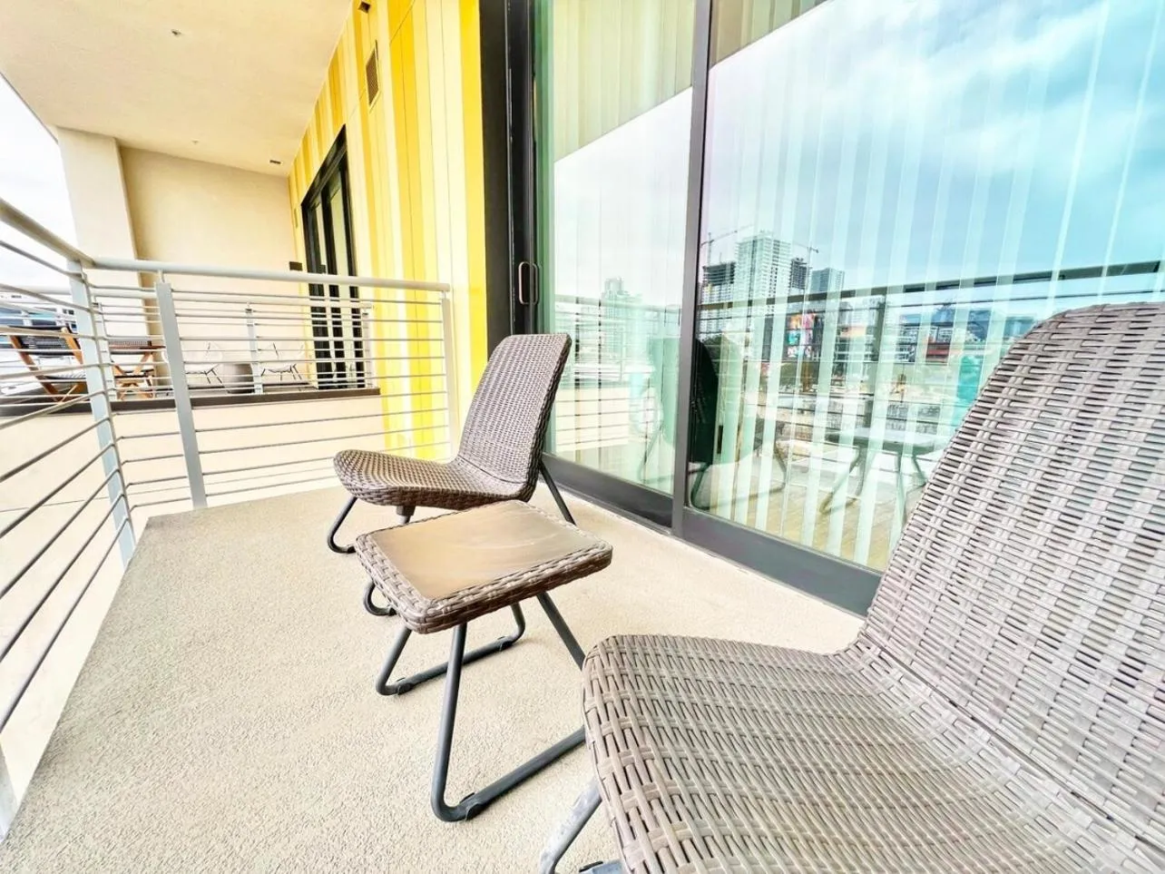 The Leo - One Bedroom Apartment W Private Balcony