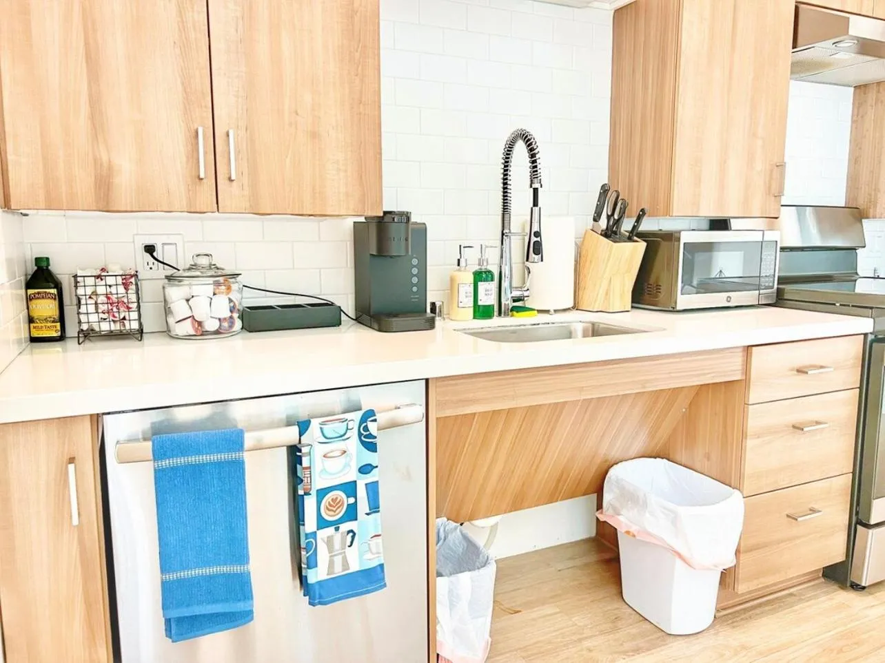 The Leo - One Bedroom Apartment W Private Balcony