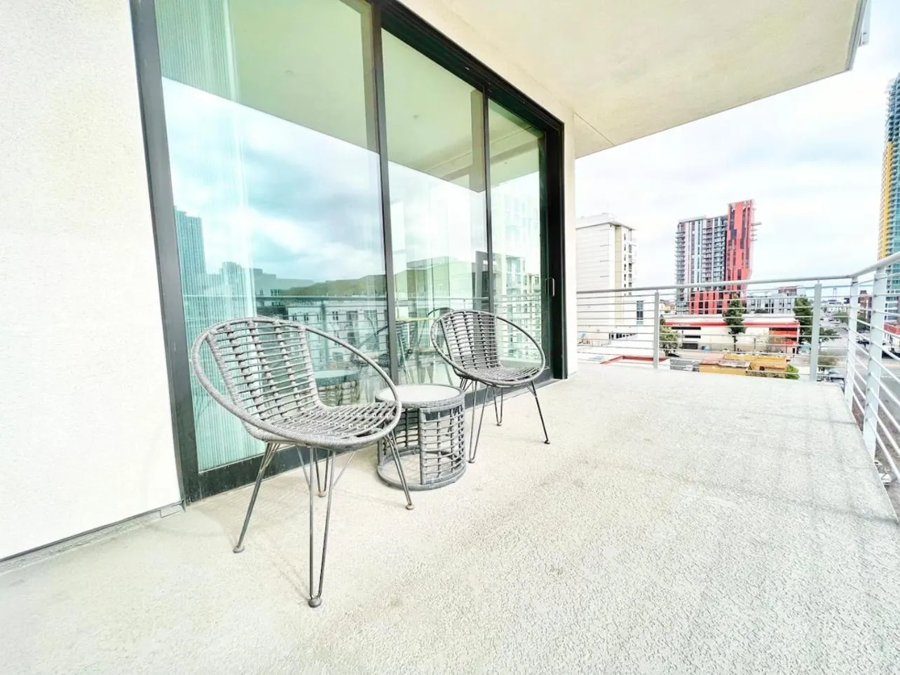 One Bedroom Apartment Wbalcony And City Views!