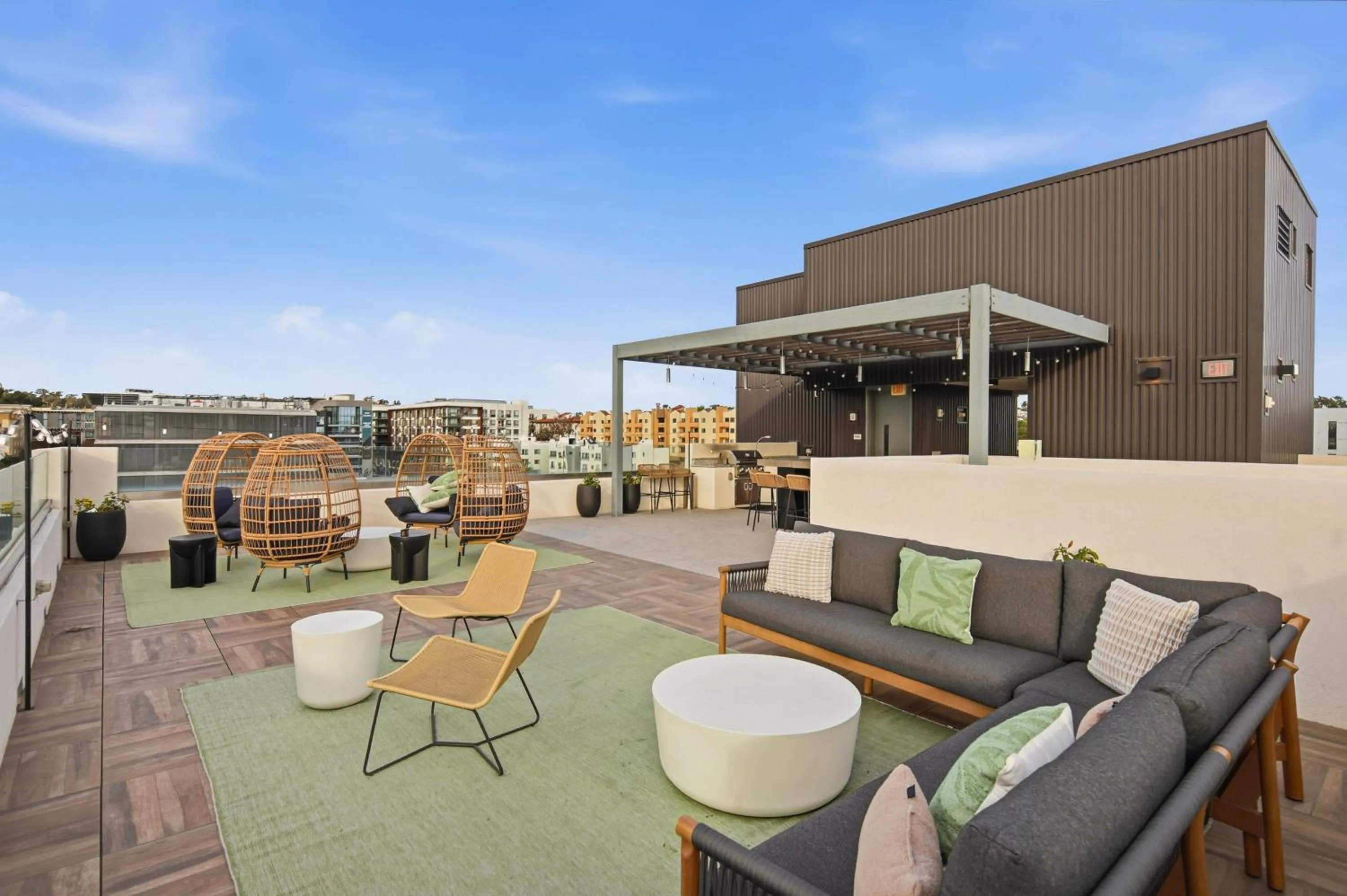 One Bedroom Apartment Wbalcony And City Views!