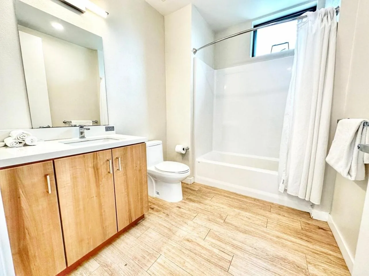 One Bedroom Apartment Wbalcony And City Views!