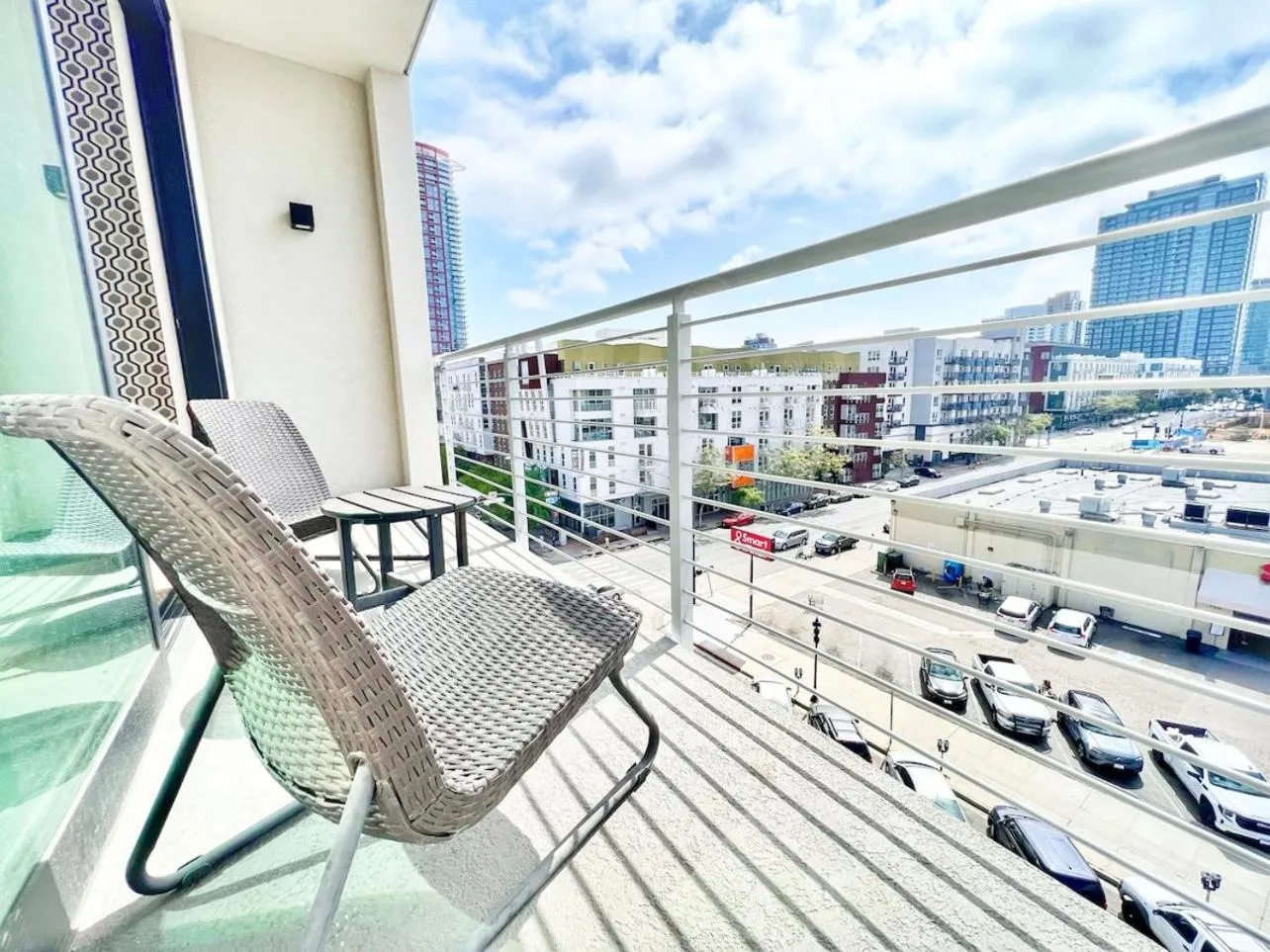 Beautiful One Bedroom Apartment With View Of City