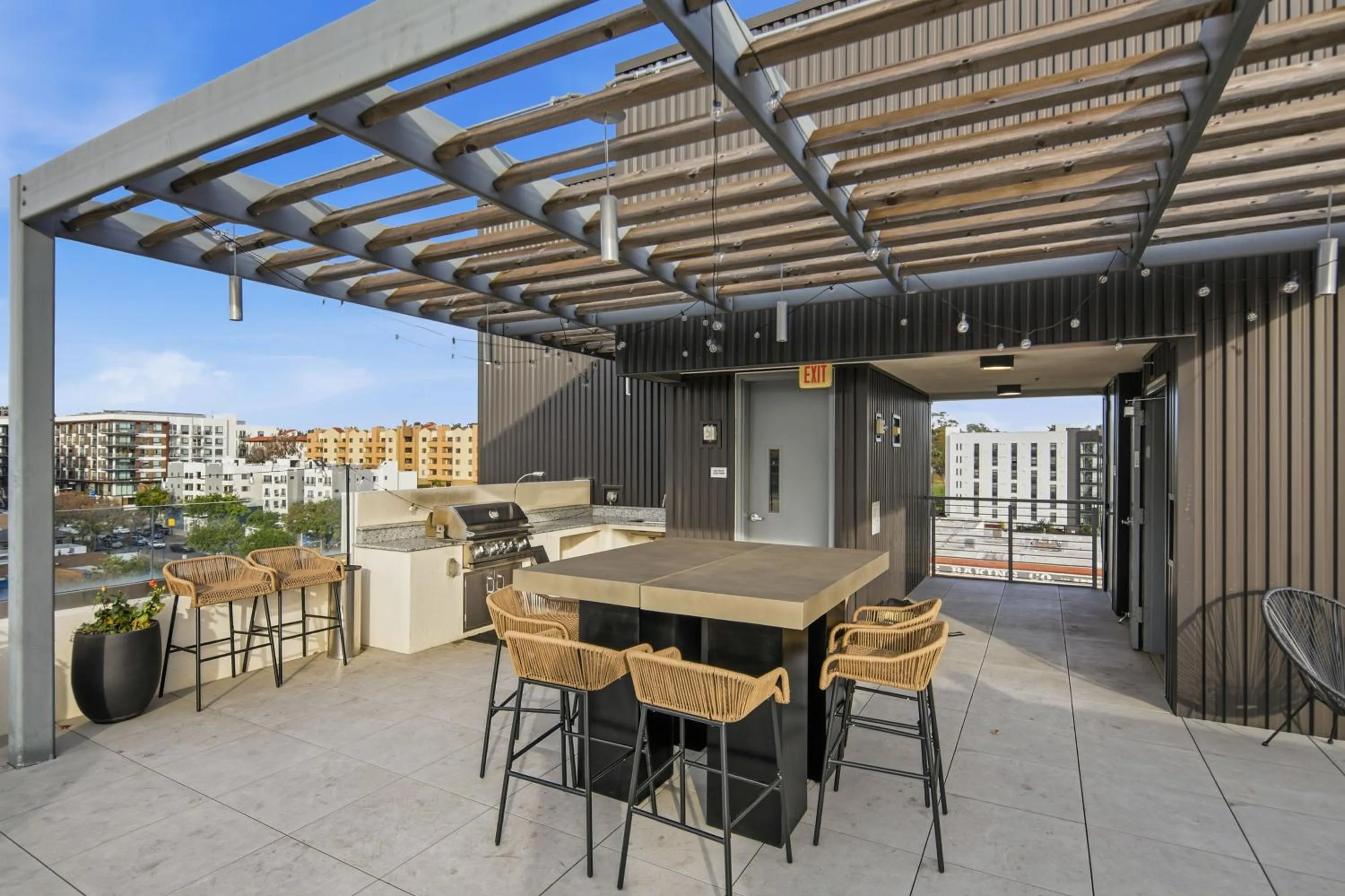 Beautiful One Bedroom Apartment With View Of City