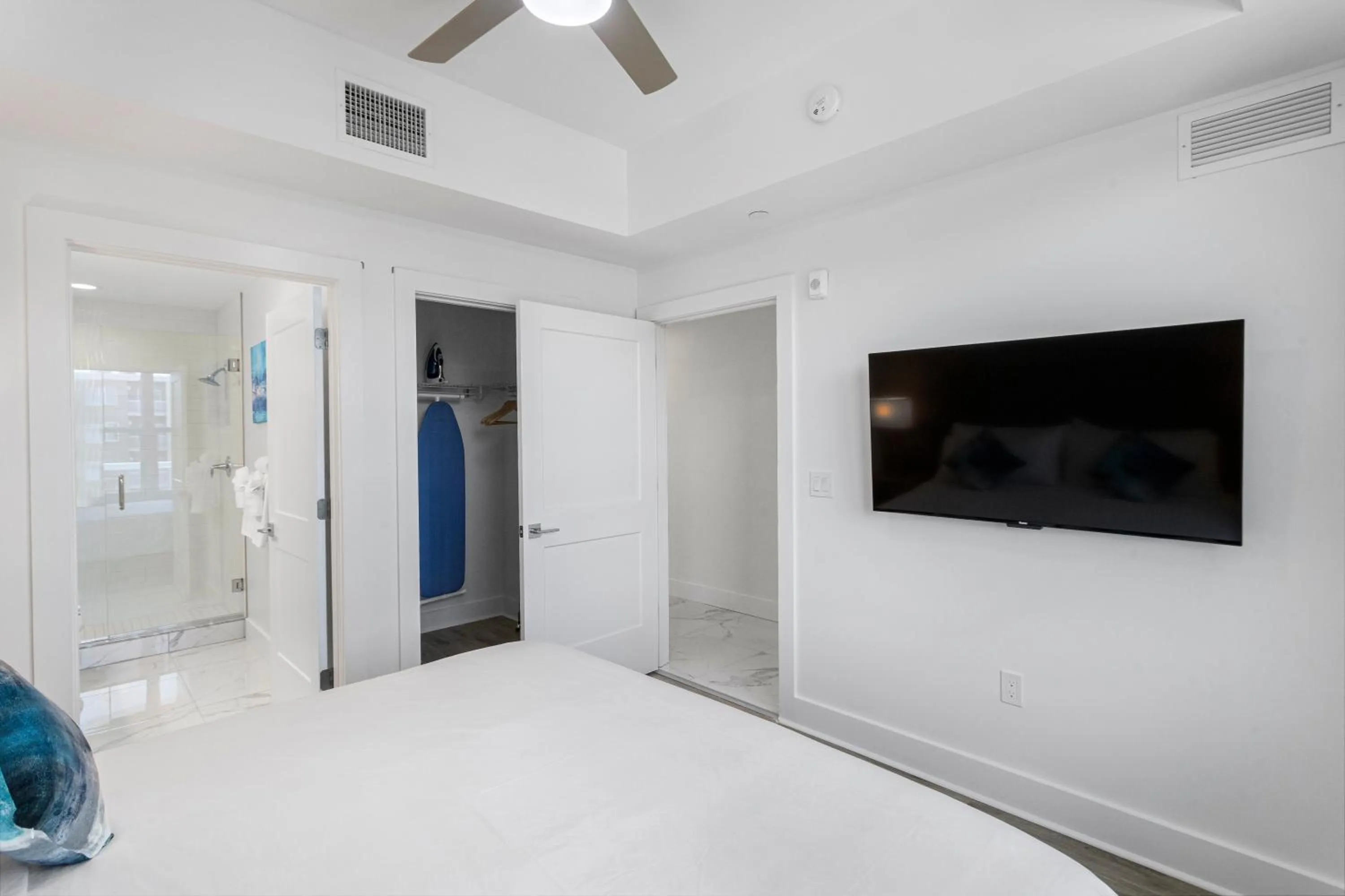 Bathroom, Bed in Ocean Club Treasure Island Hotel