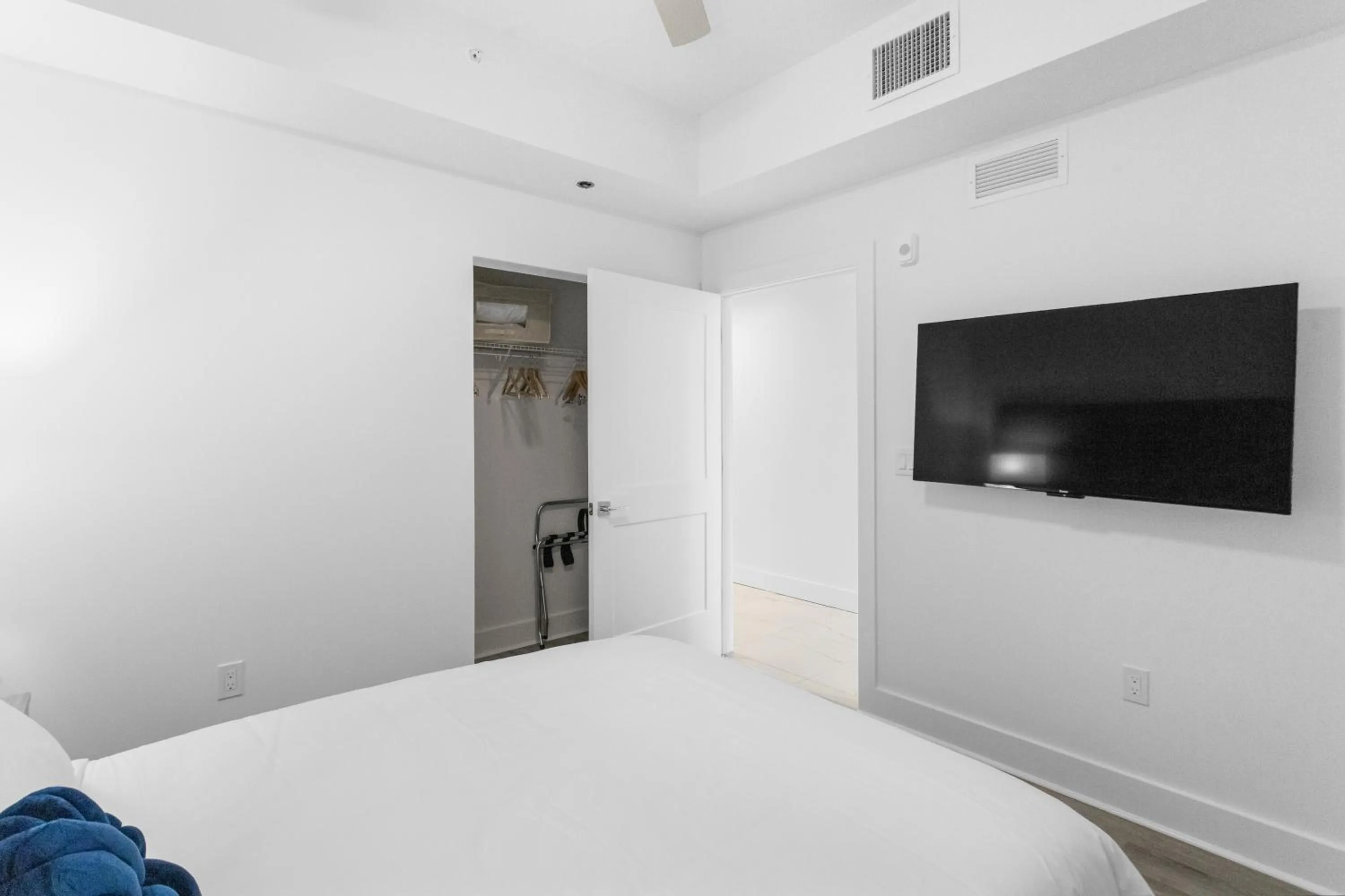 Bedroom, Bed in Ocean Club Treasure Island Hotel