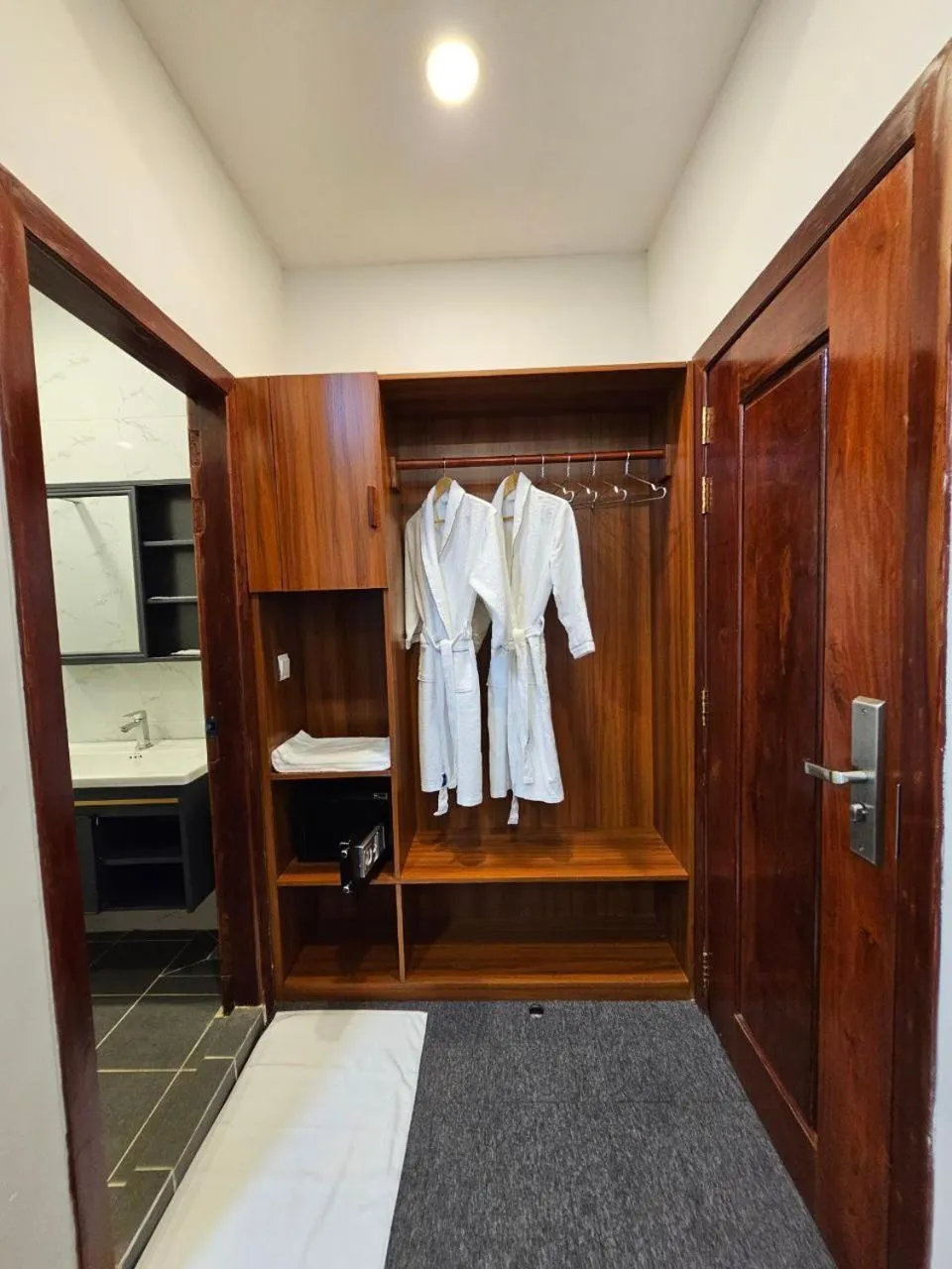 wardrobe in Nimith Hotel & Restaurant