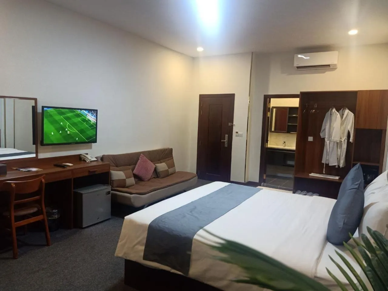 Bed in Nimith Hotel & Restaurant