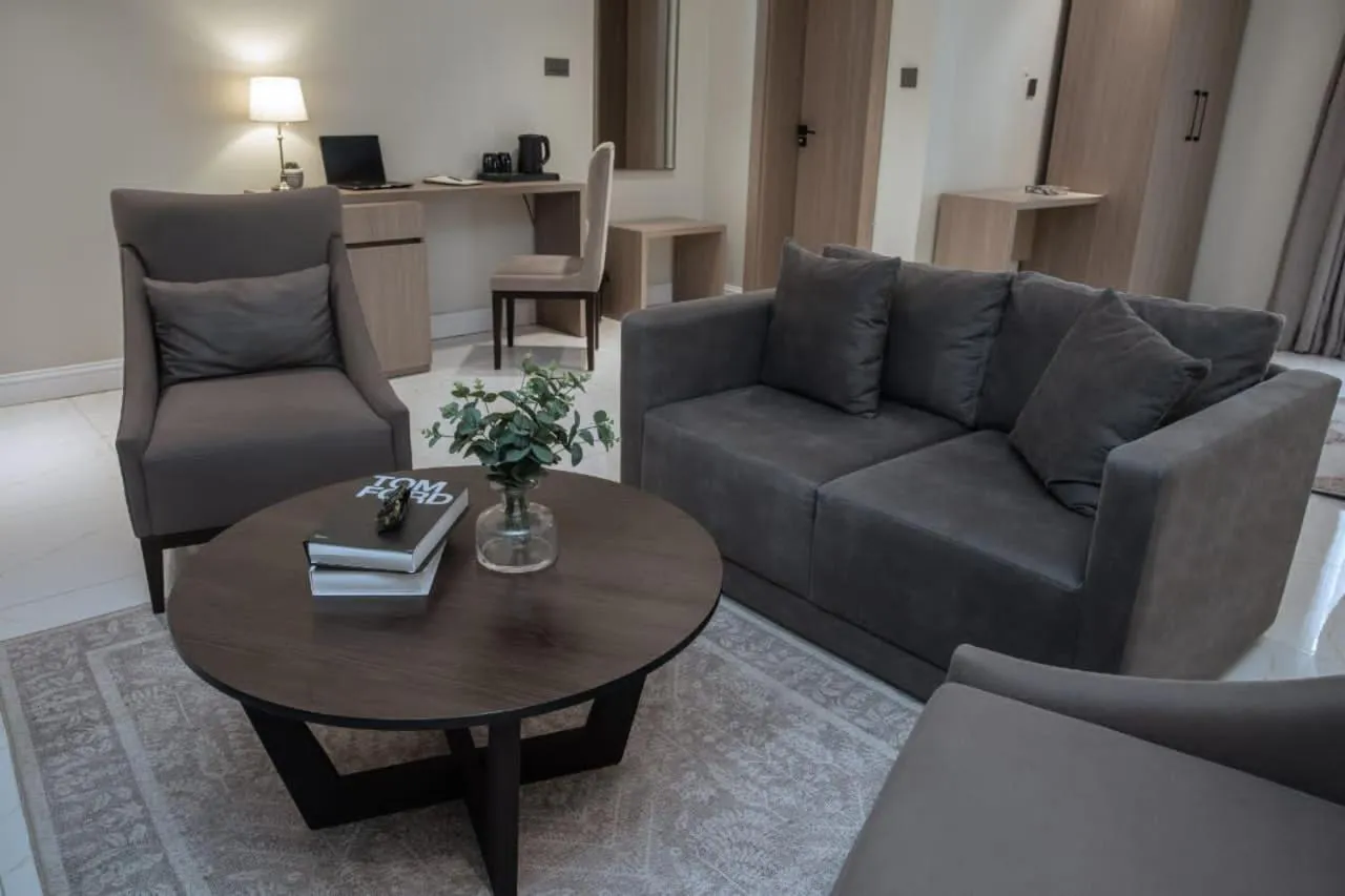 Knightsbridge Hotel & Suites