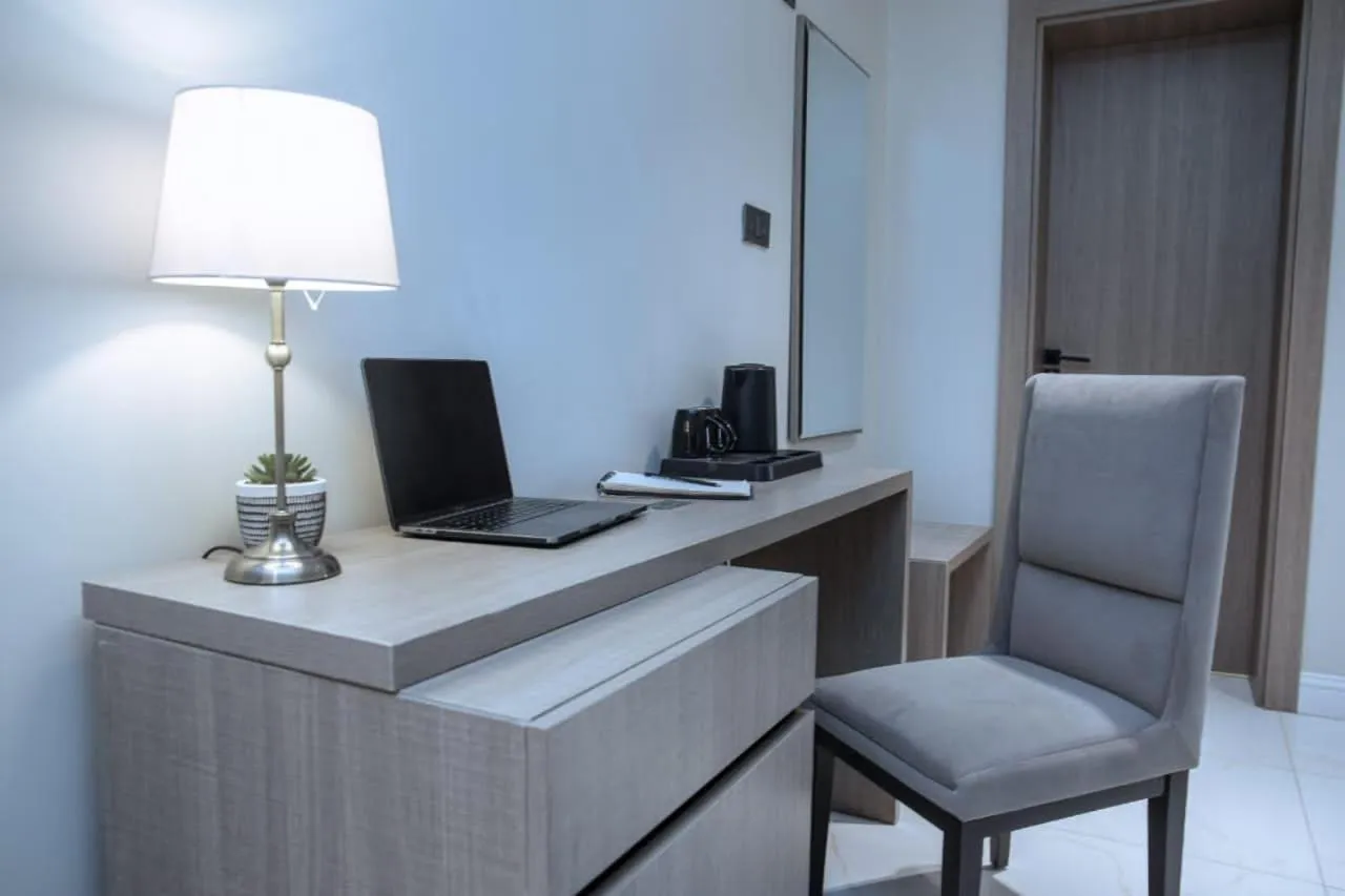 Knightsbridge Hotel & Suites