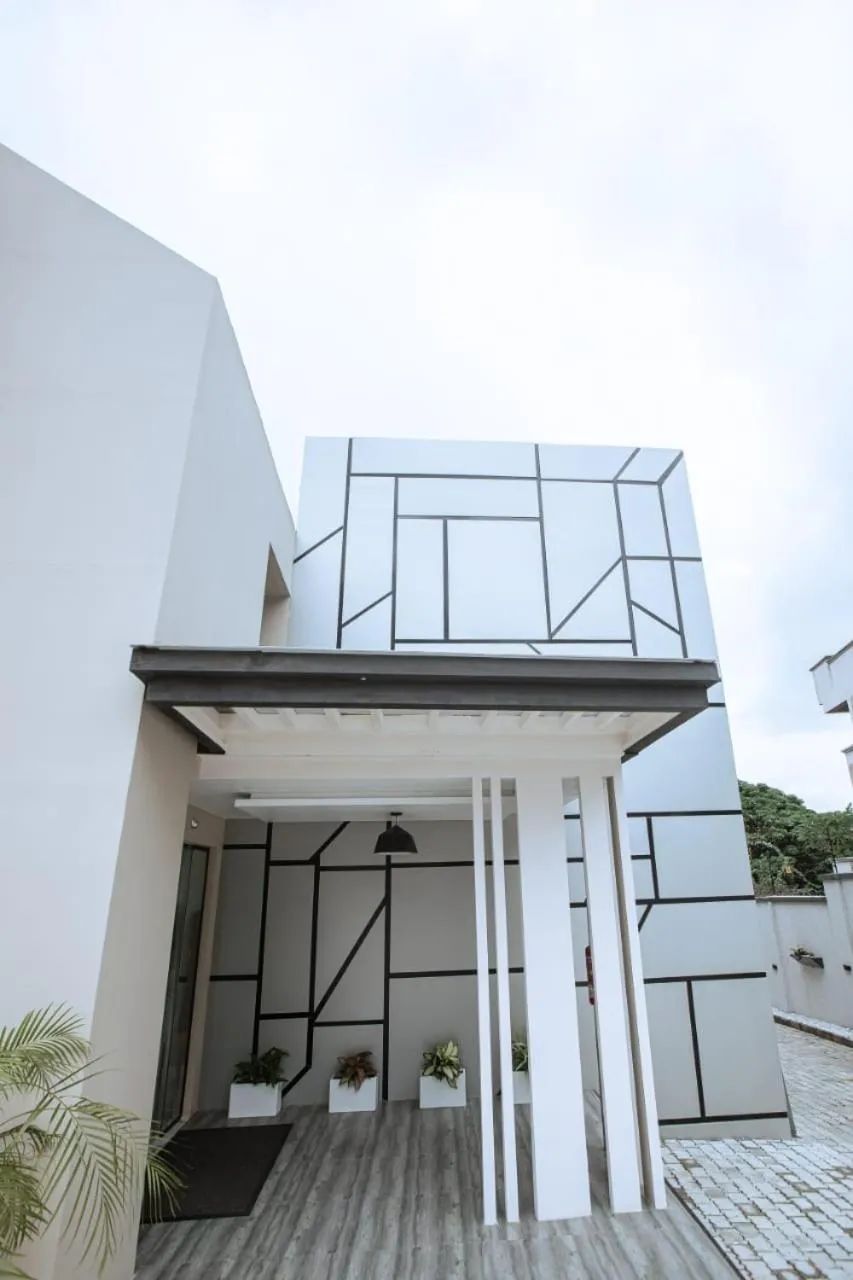 Knightsbridge Hotel & Suites