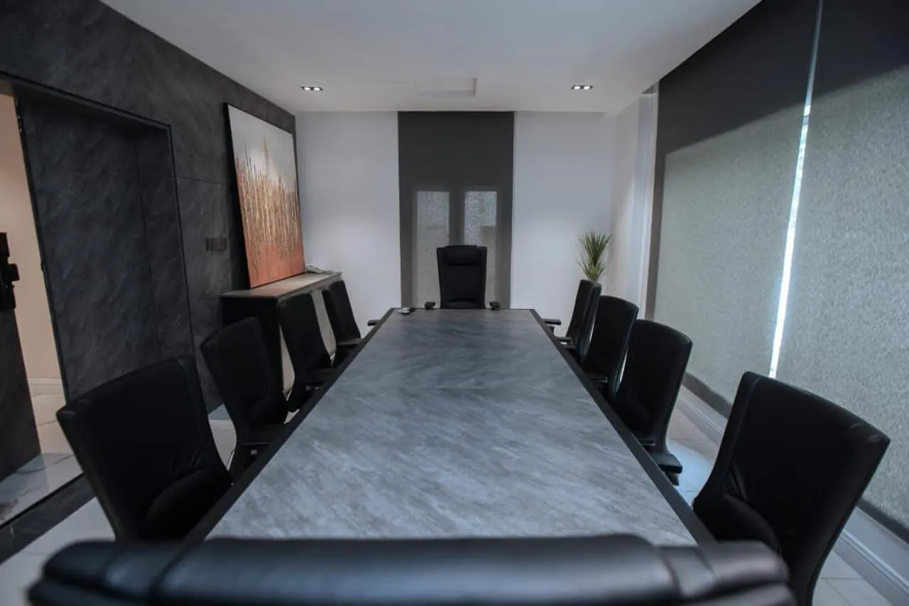 Knightsbridge Hotel & Suites