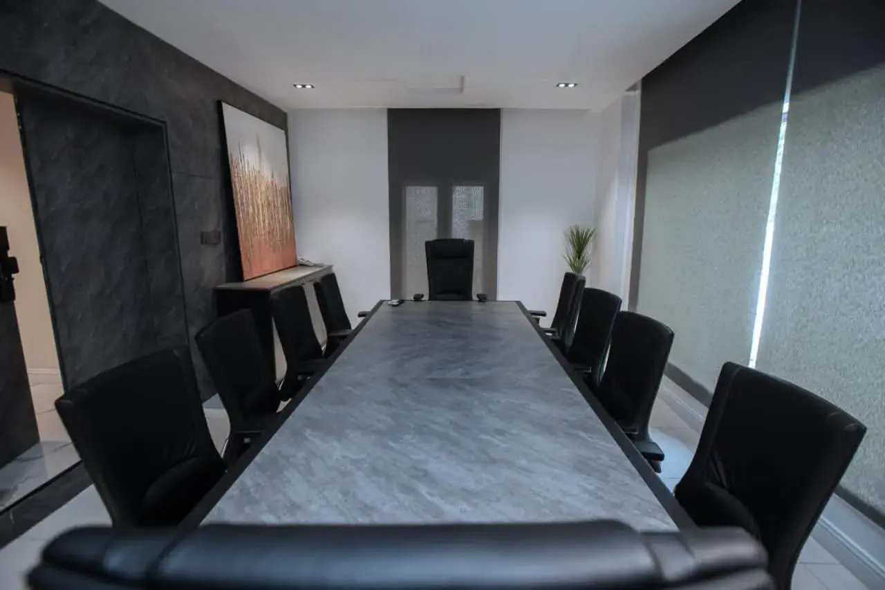 Knightsbridge Hotel & Suites Knightsbridge Hotel & Suites