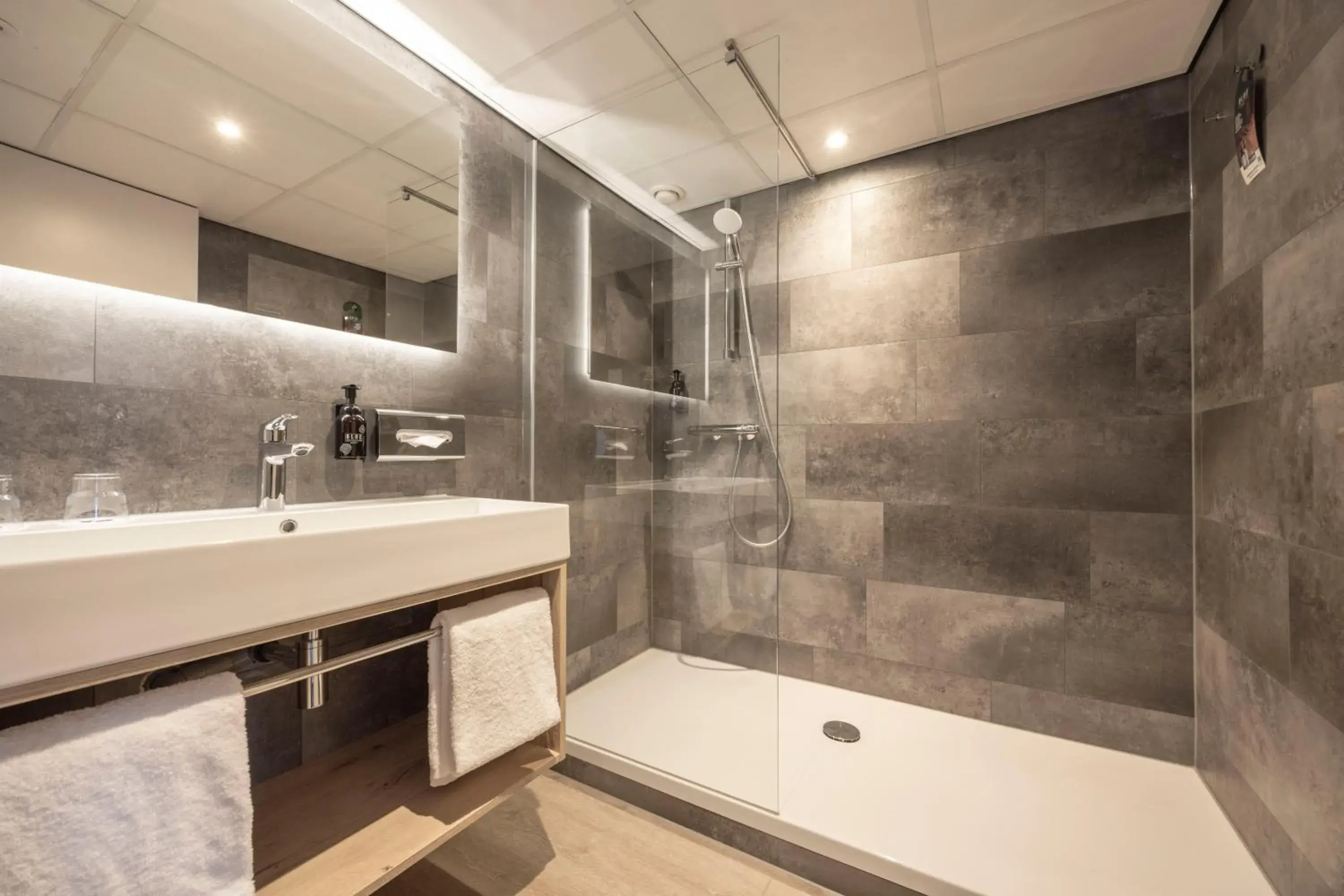 Bathroom in Fletcher Hotel-Restaurant Klein Zwitserland Bathroom in Fletcher Hotel-Restaurant Klein Zwitserland