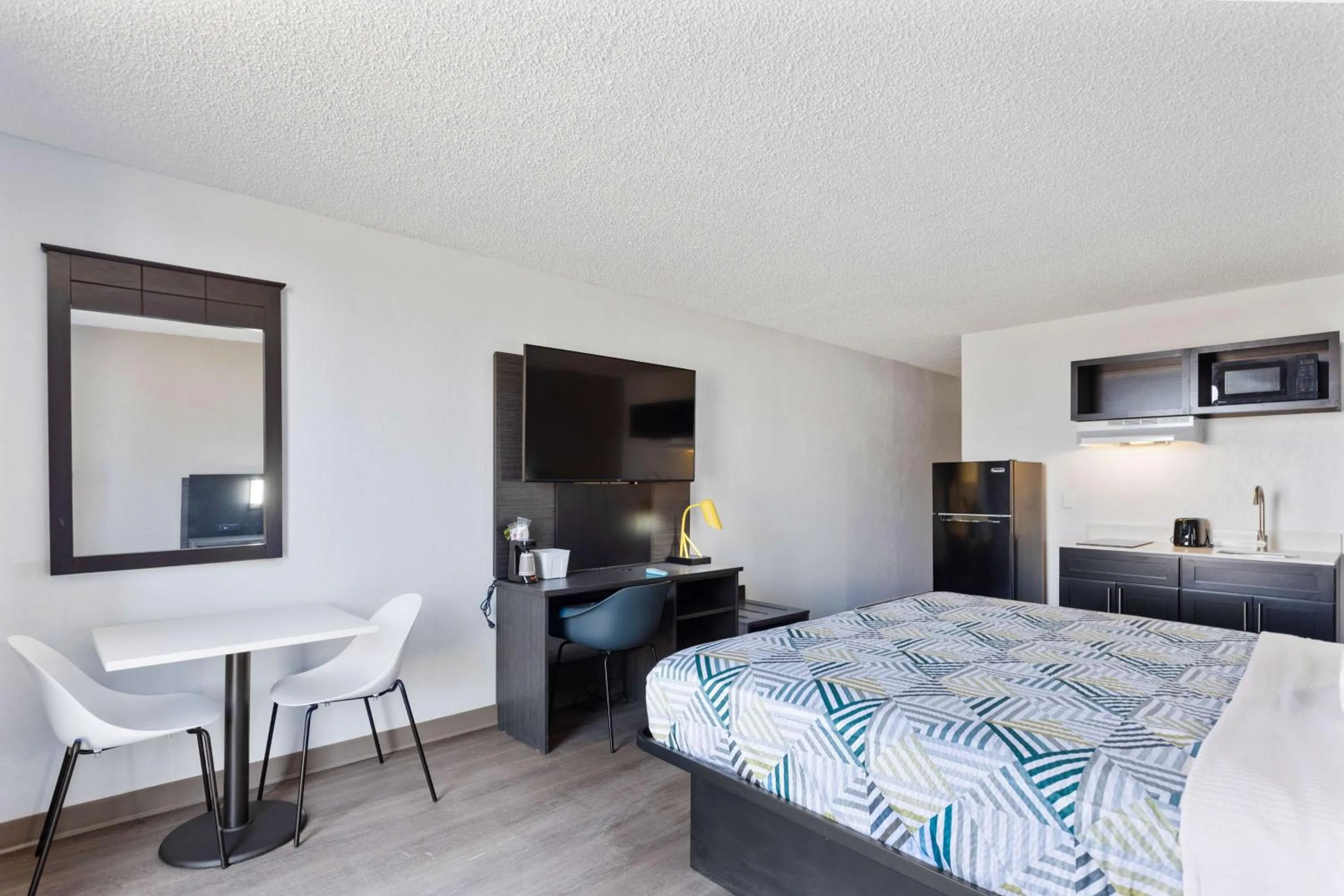 Bedroom, Bed in Studio 6 Pecos TX