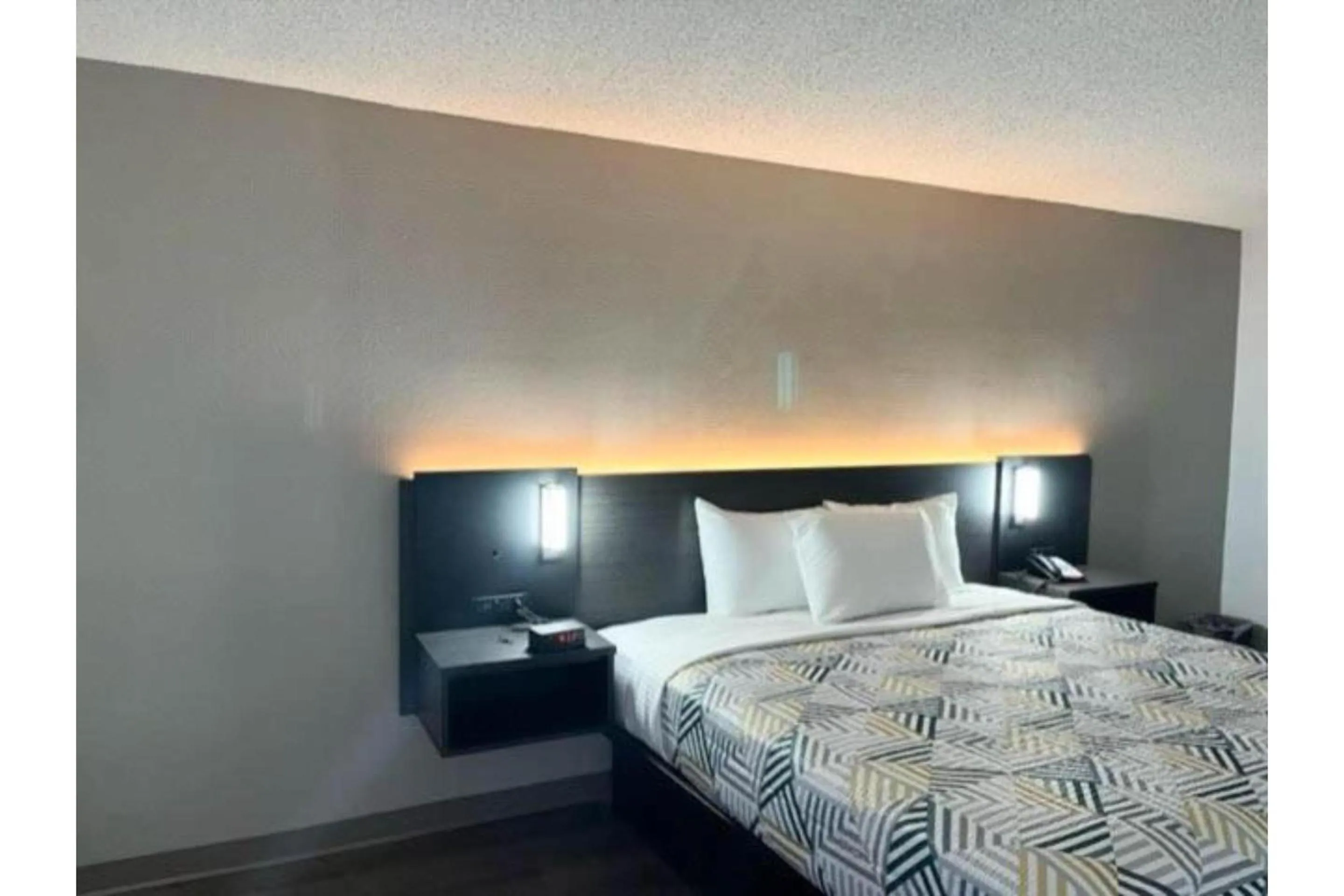 Bedroom, Bed in Studio 6 Pecos TX